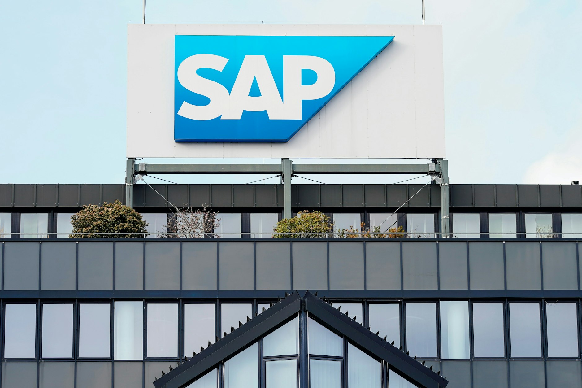 Baden-Württemberg, Walldorf: Ein Schild mit der Aufschrift „SAP“ steht auf einem Gebäude der Unternehmenszentrale.