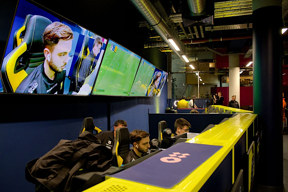 HANDOUT - Die Bühne für die BVB-E-Sport-Profis in der Heimspielstätte von Borussia Dortmund.  