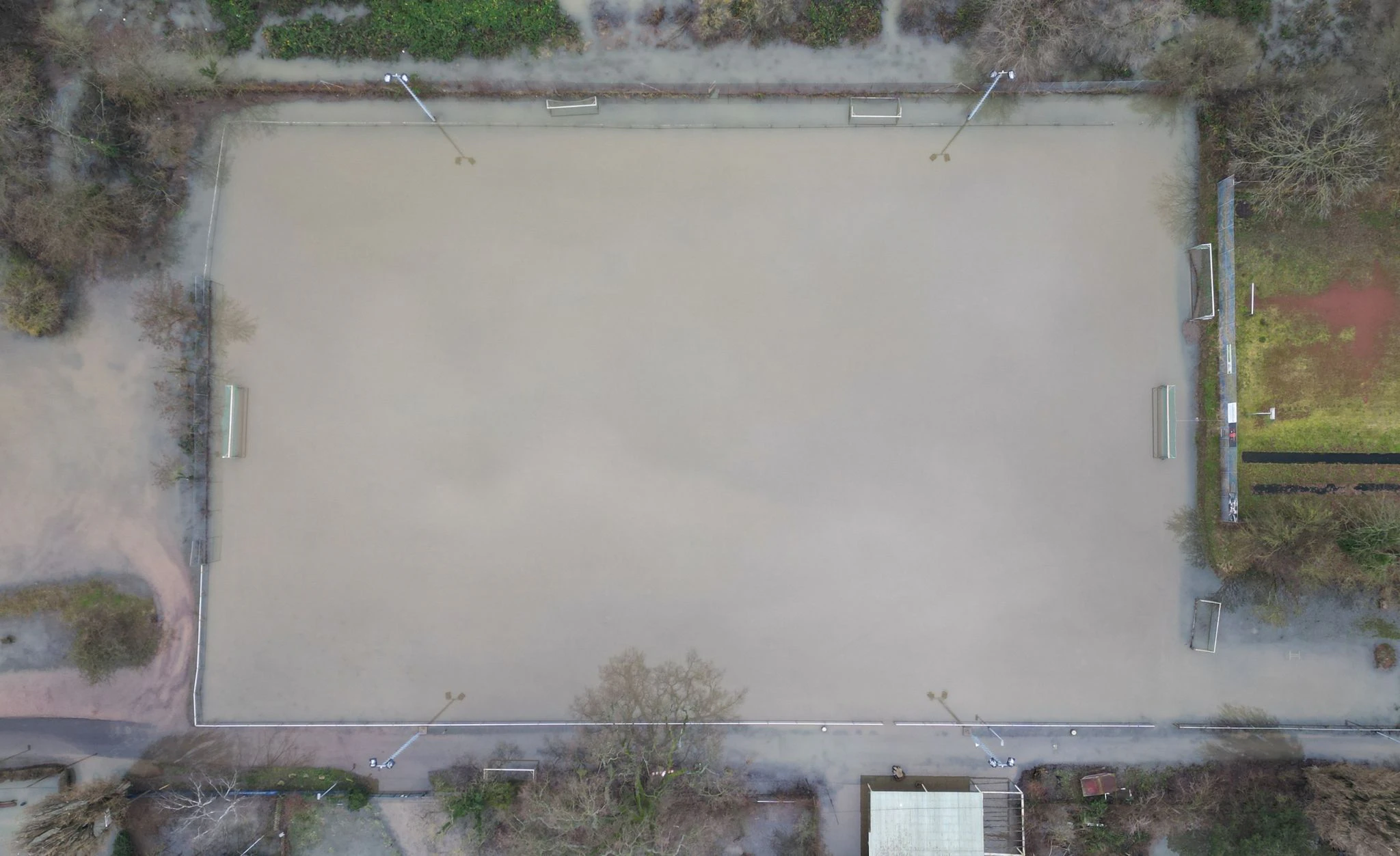 Hier rollt erst einmal kein Ball mehr: Der Fußballplatz von Hattenheim ist nach dem Hochwasser des Rheins überflutet.  