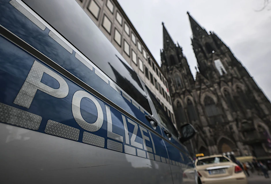 Ein Polizeifahrzeug steht vor dem Kölner Dom. Für den Jahreswechsel sei die Polizei gut aufgestellt, «für alles, was da kommen mag», sagt Einsatzleiter Martin Lotz.  