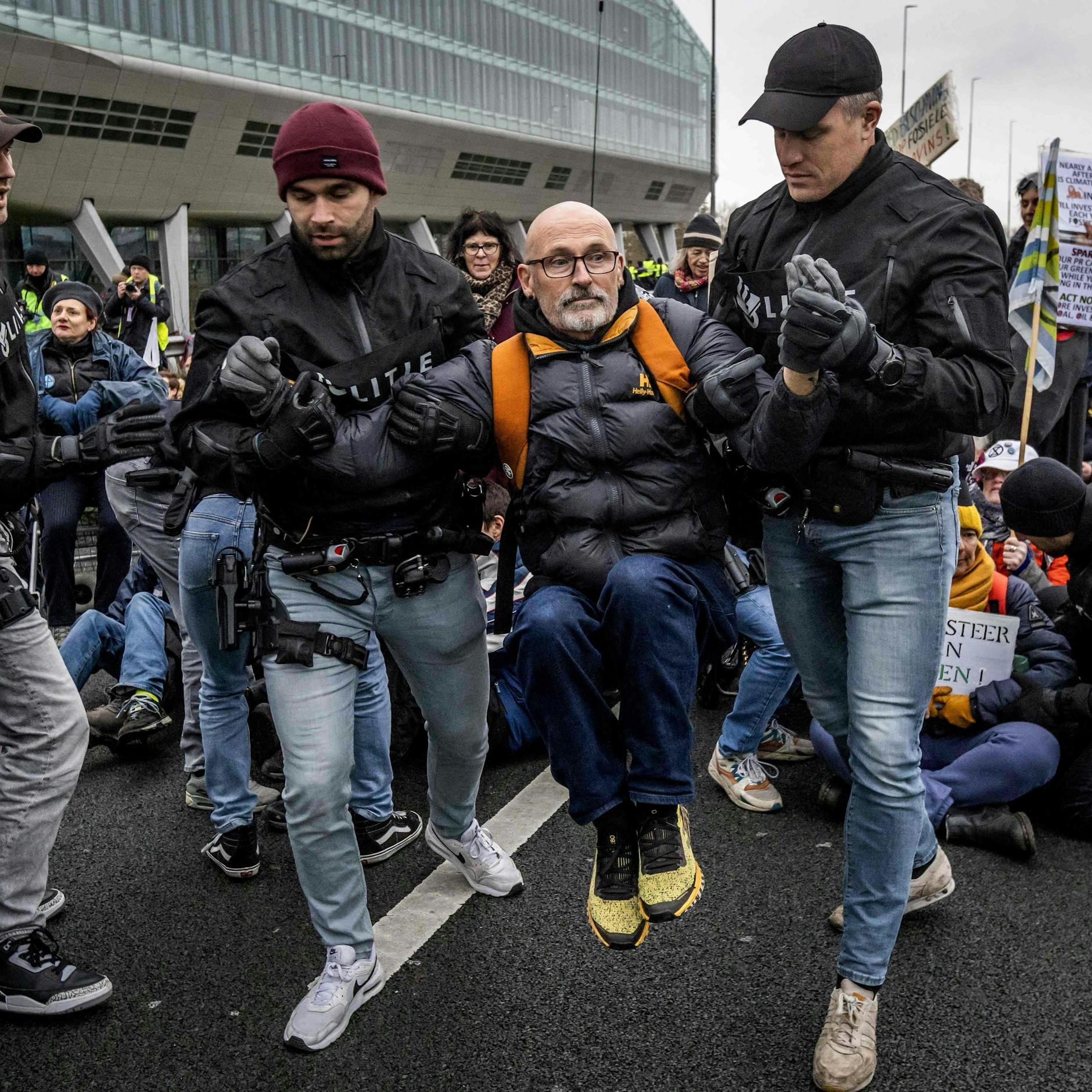 Image - Klimaaktivisten bringen sich in Lebensgefahr? Autobahnblockade aufgelöst