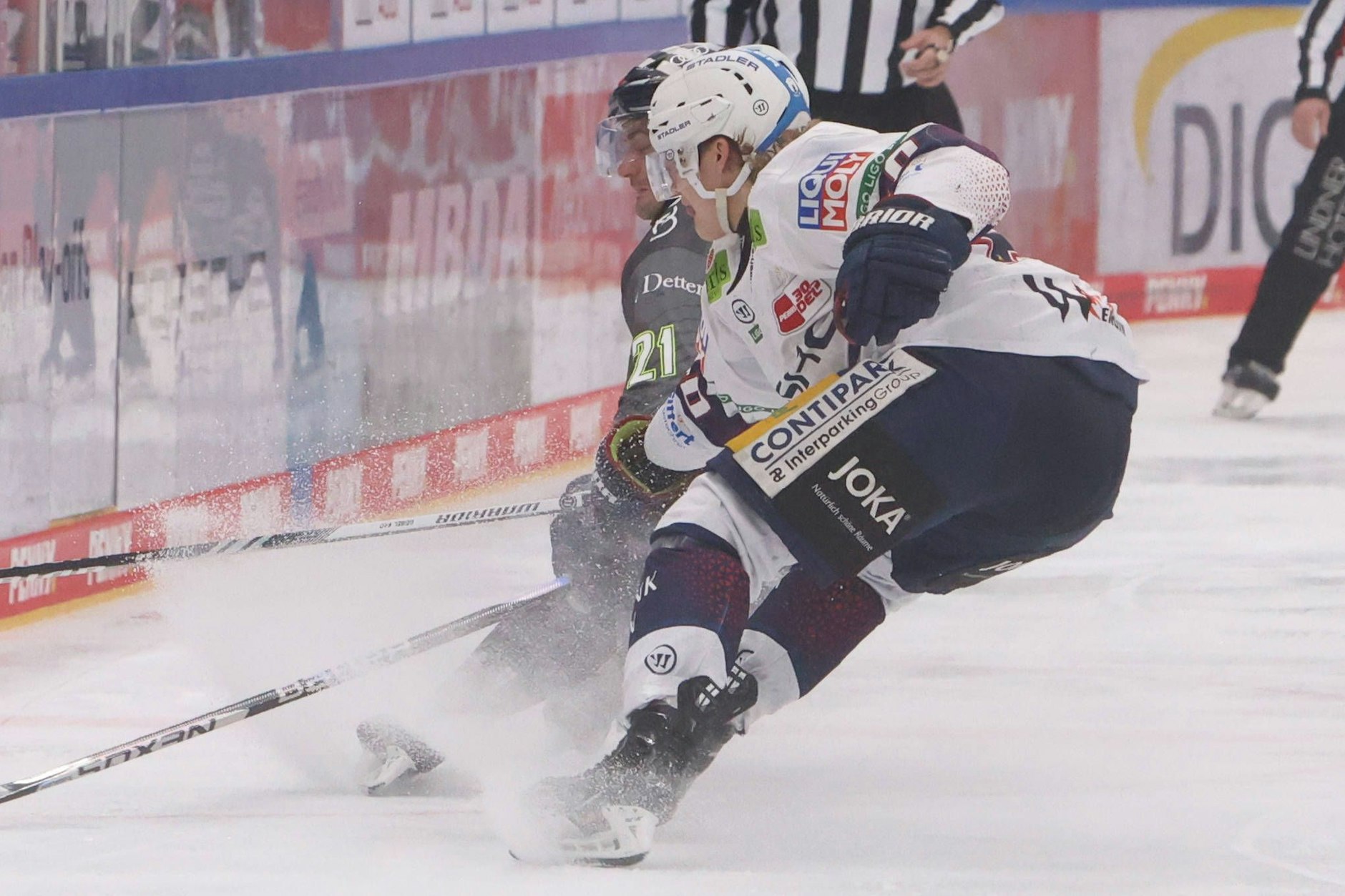 Das spritzt das Eis vor Freude: Eisbär Korbinian Geibel (r.) räumt hier Ingolstadt-Ikone Wayne Simpson weg.