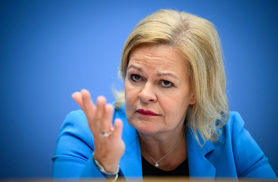ARCHIV - «Es wäre verantwortungslos, diese Diskussion erst nach einer weiteren furchtbaren Gewalttat erneut zu führen», sagt Bundesinnenministerin Nancy Faeser.  