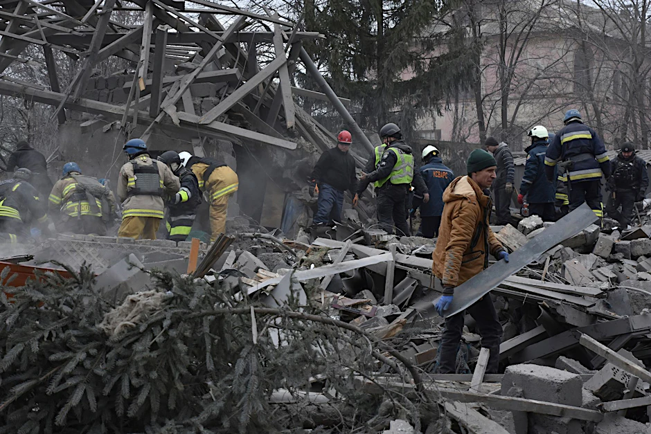 Rettungskräfte sind in Saporischschja nach den massiven russischen Angriffen im Einsatz.  