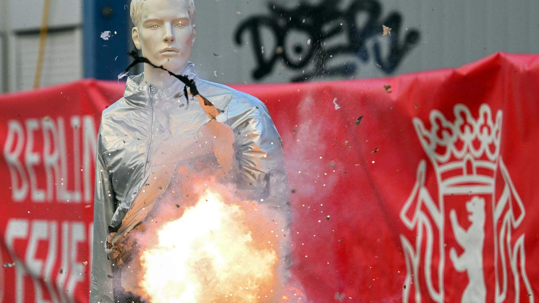 Lebensgefahr: Ein illegaler Böller explodiert während einer Vorführung der Berliner Feuerwehr in der Jackentasche einer Puppe.