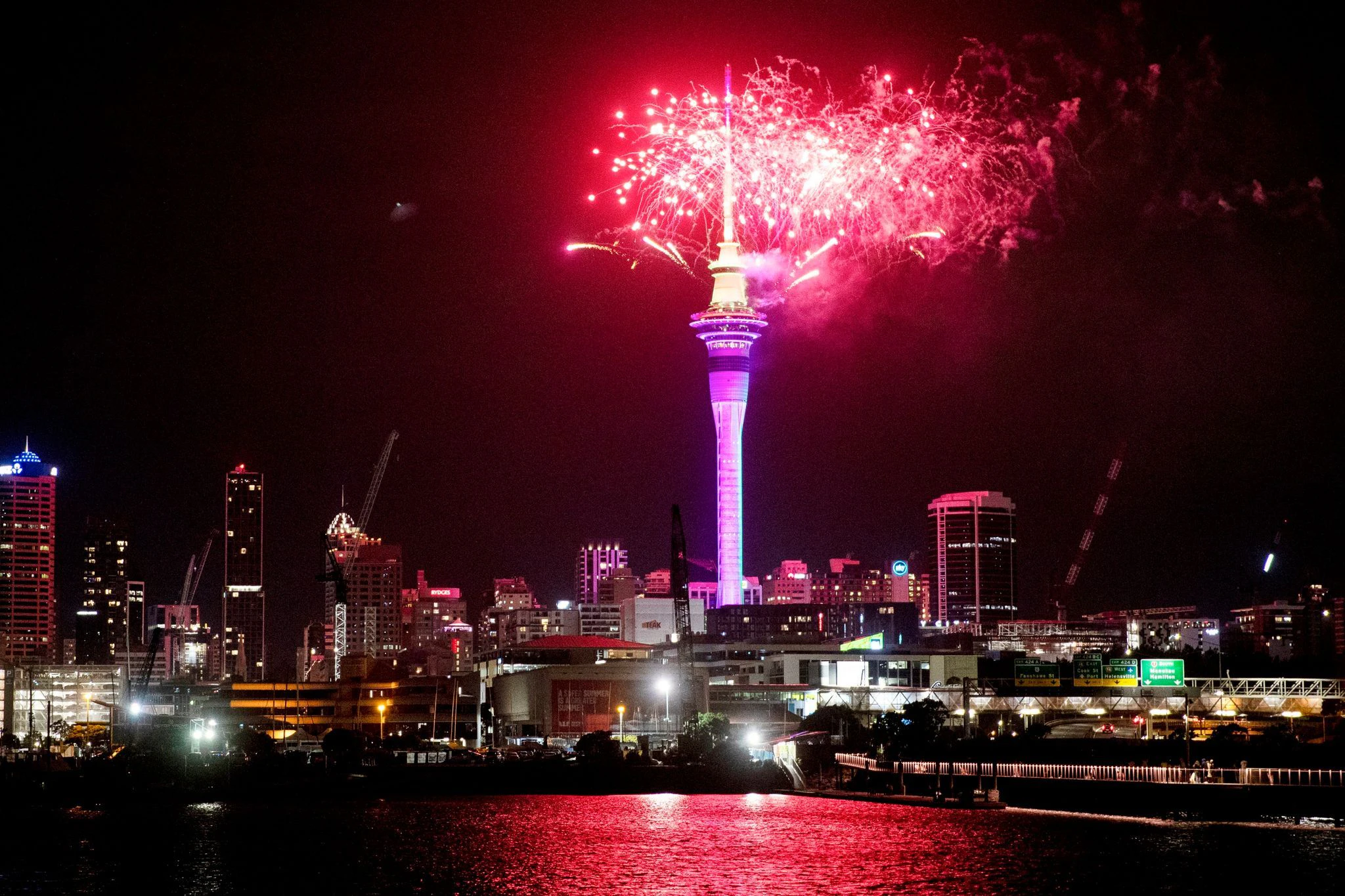 Ein Feuerwerk über dem Sky Tower im Zentrum von Auckland beim  Jahreswechsel zu Silvester