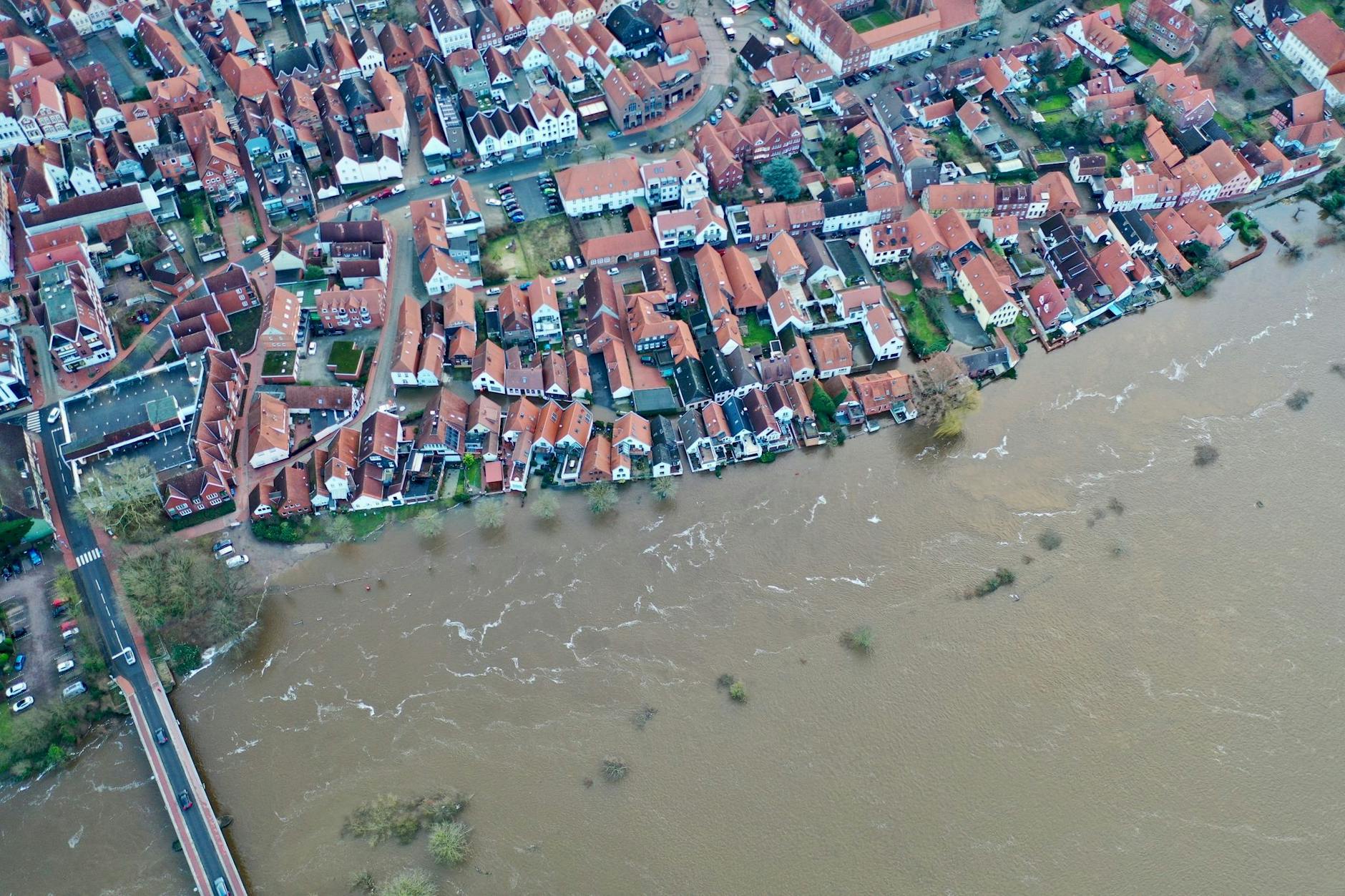 Blick auf die teilweise unter Wasser stehende Altstadt von Verden an der Aller. In weiten Teilen Niedersachsens bleibt die Hochwasserlage angespannt. 