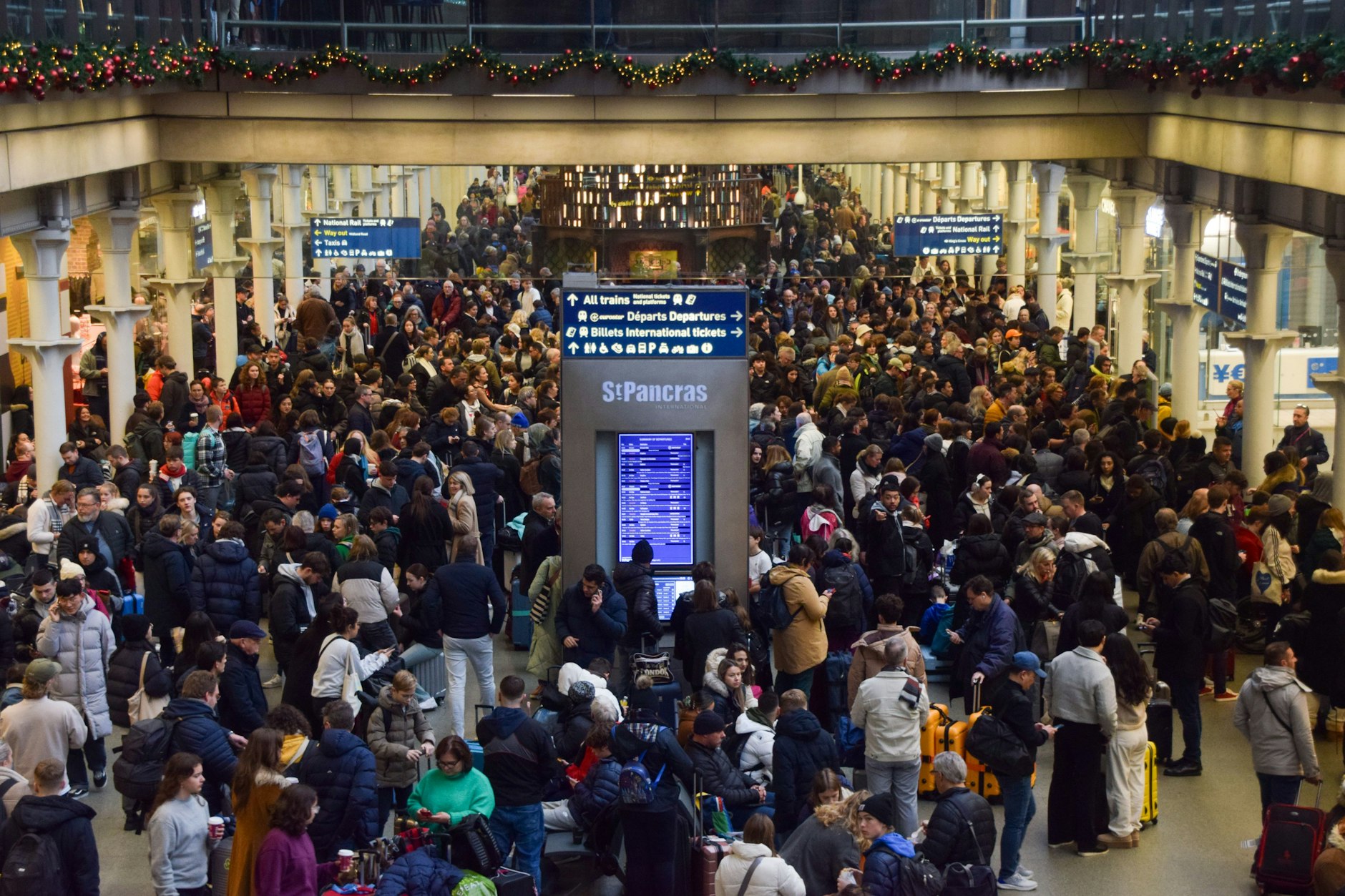 Zahlreiche Fahrgäste warten am Bahnhof St. Pancras International, nachdem der Eurostar-Zugverkehr zwischen London und Ebbsfleet eingestellt wurde.