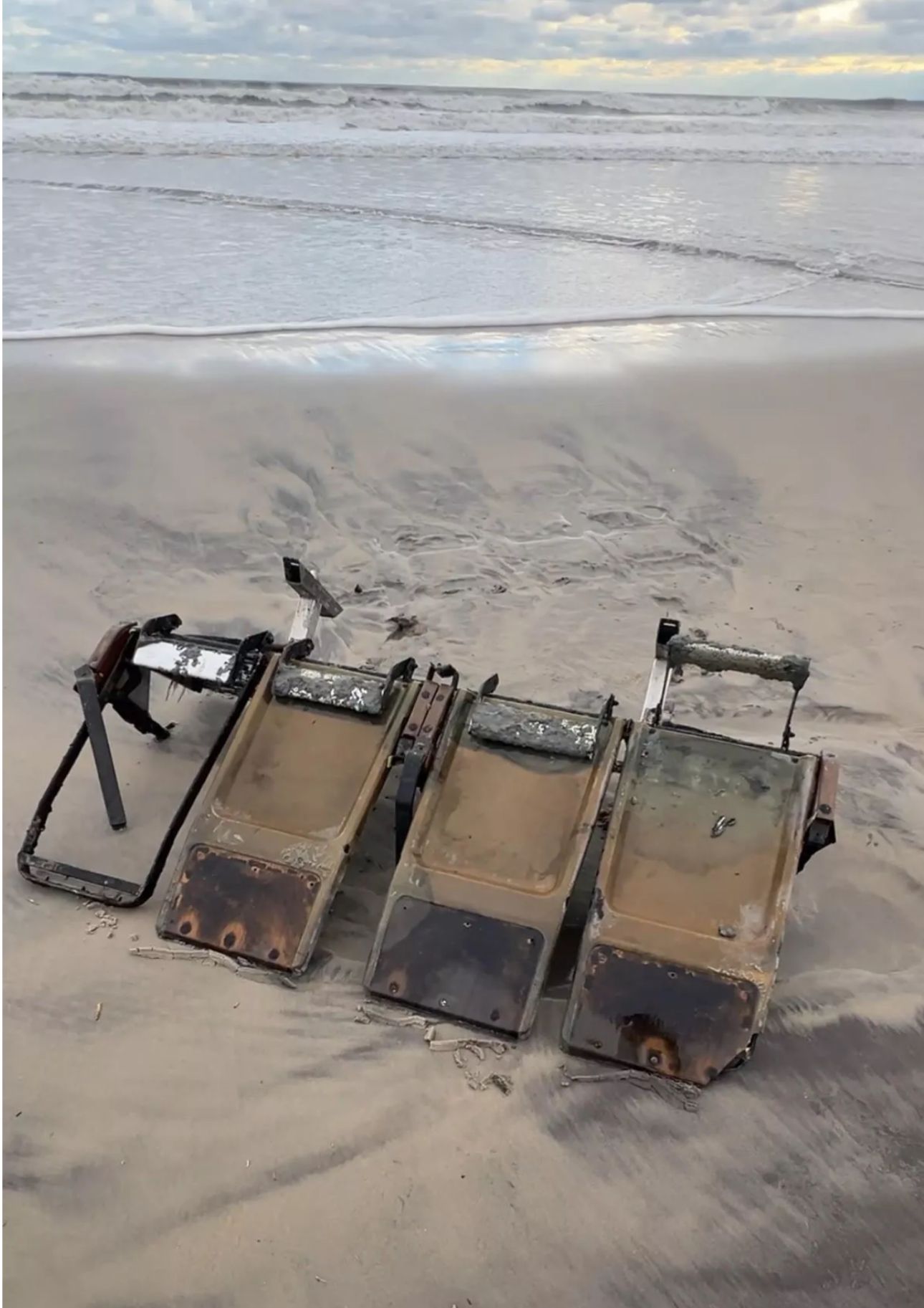 Image - Vom TWA 800-Flugzeugabsturz? Vierer-Sitzreihe am Strand von New Jersey angeschwemmt