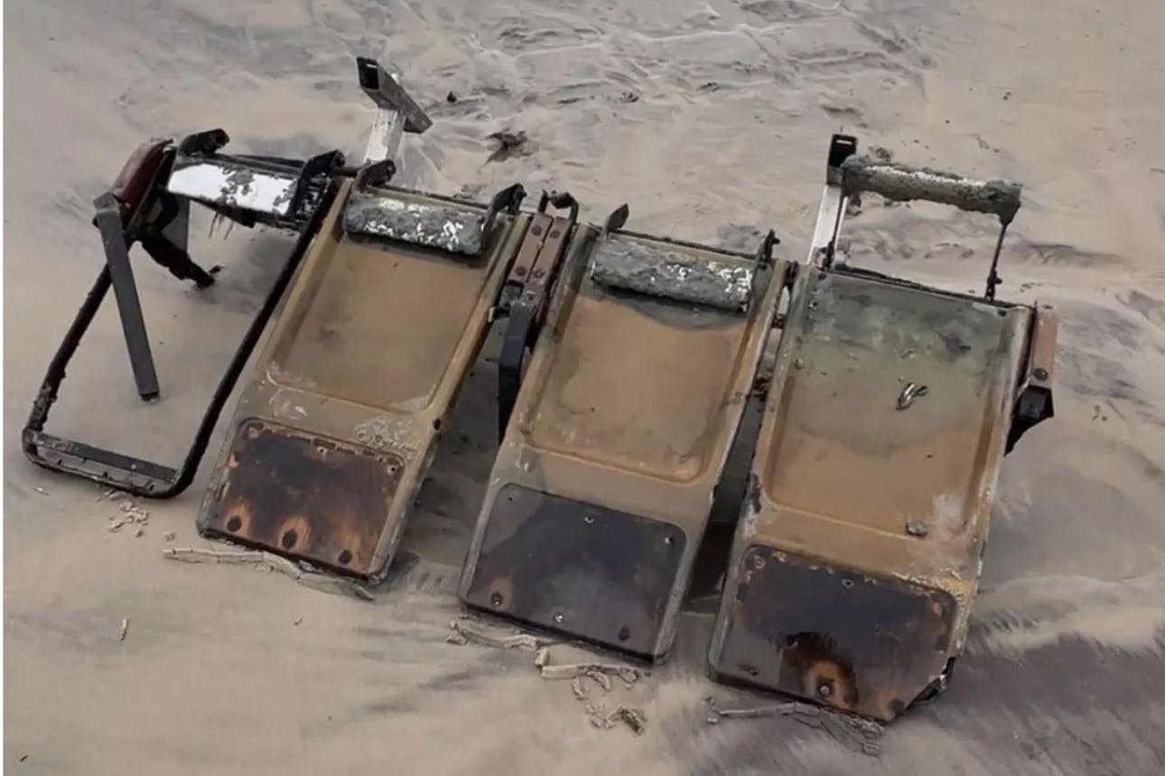 Eine rostige Vierer-Sitzreihe, die wohl schon lange unter Wasser gelegen hat. 