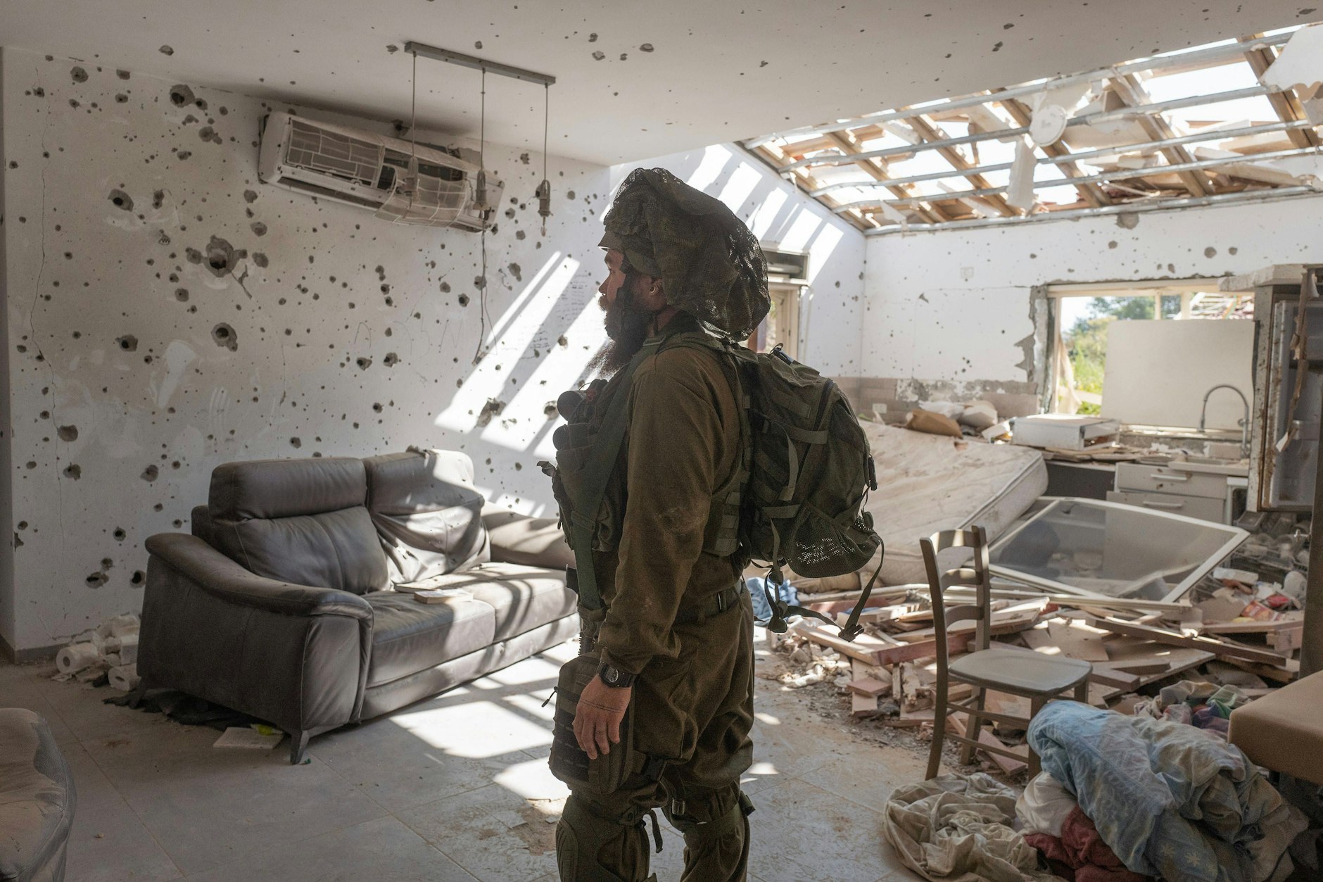 Ein israelischer Soldat in einem zerstörten Haus im Kibbutz Be’eri nach dem Massaker vom 7. Oktober