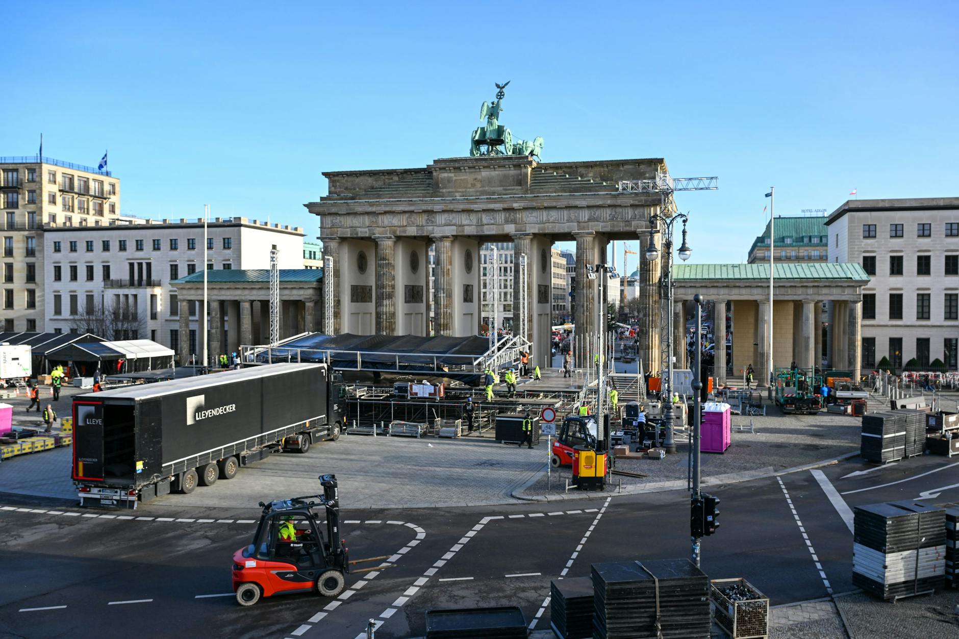 Arbeiter bauen auf der Straße des 17. Juni und rund um das Brandenburger Tor die Bühne für die Silvesterparty auf. Rund um das Brandenburger Tor gibt es viele Straßensperrungen.