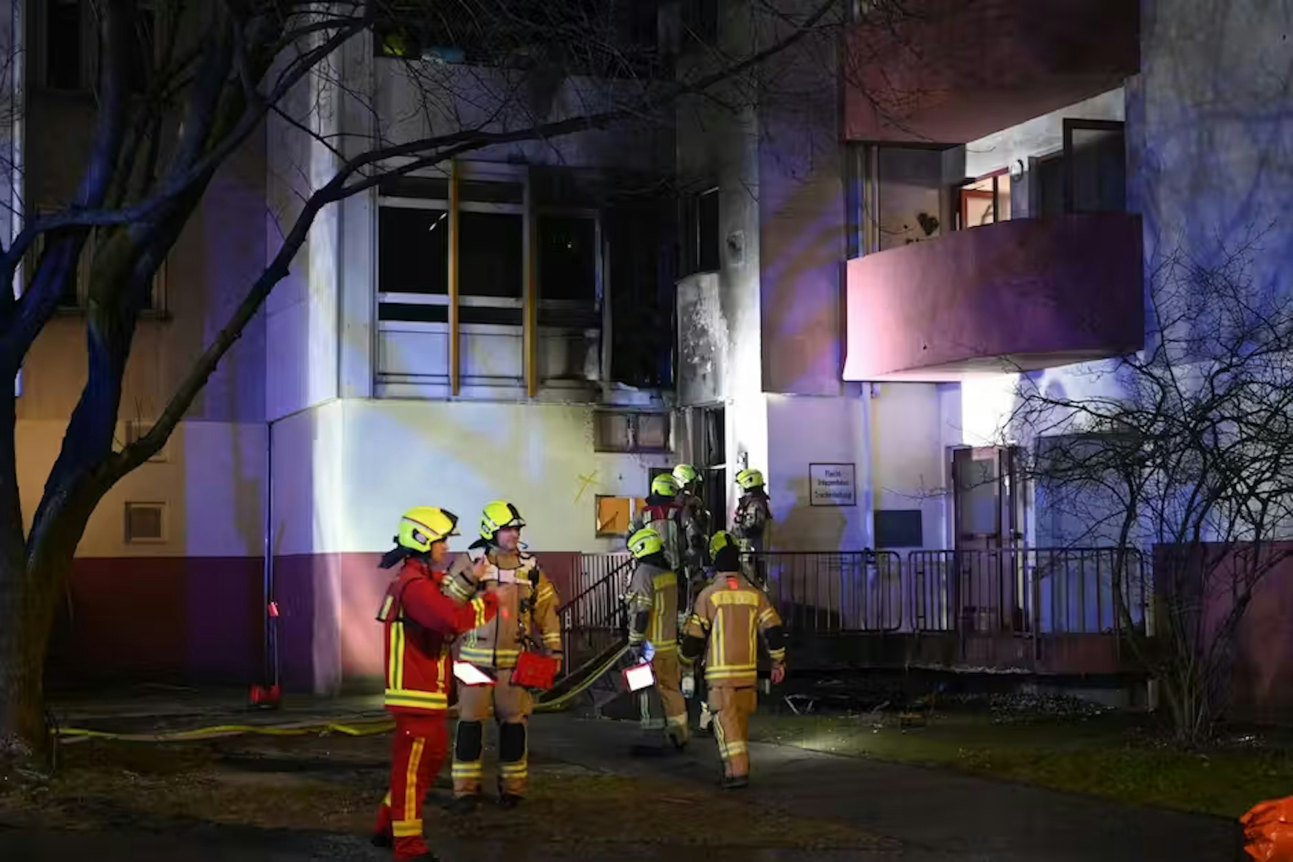 Die Berliner Feuerwehr rückte am Freitagabend zu einem Brand in einem Neuköllner Hochhaus aus.