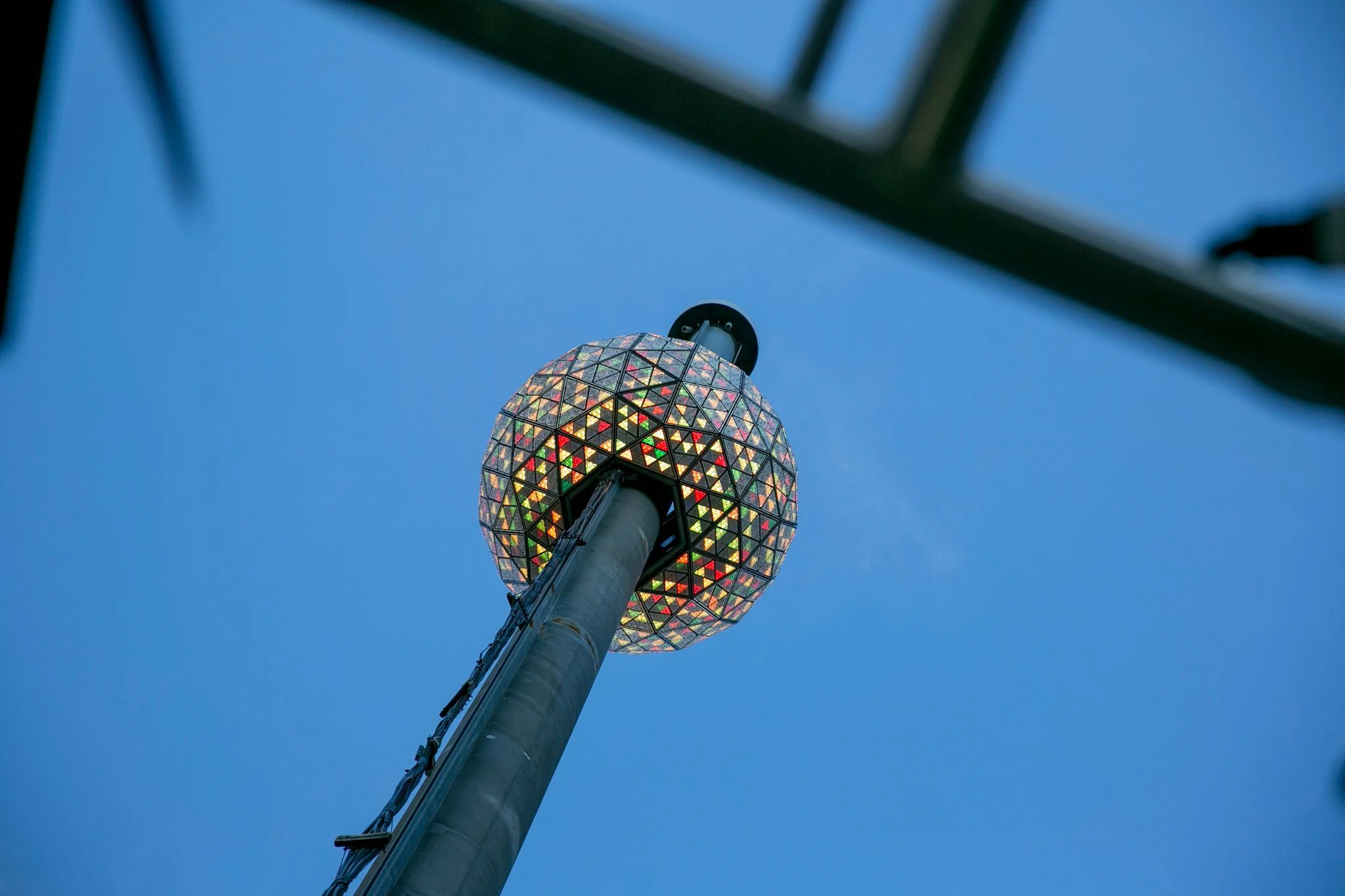 Der Times Square Ball in New York ist mit 2600 Kristallplatten verziert.