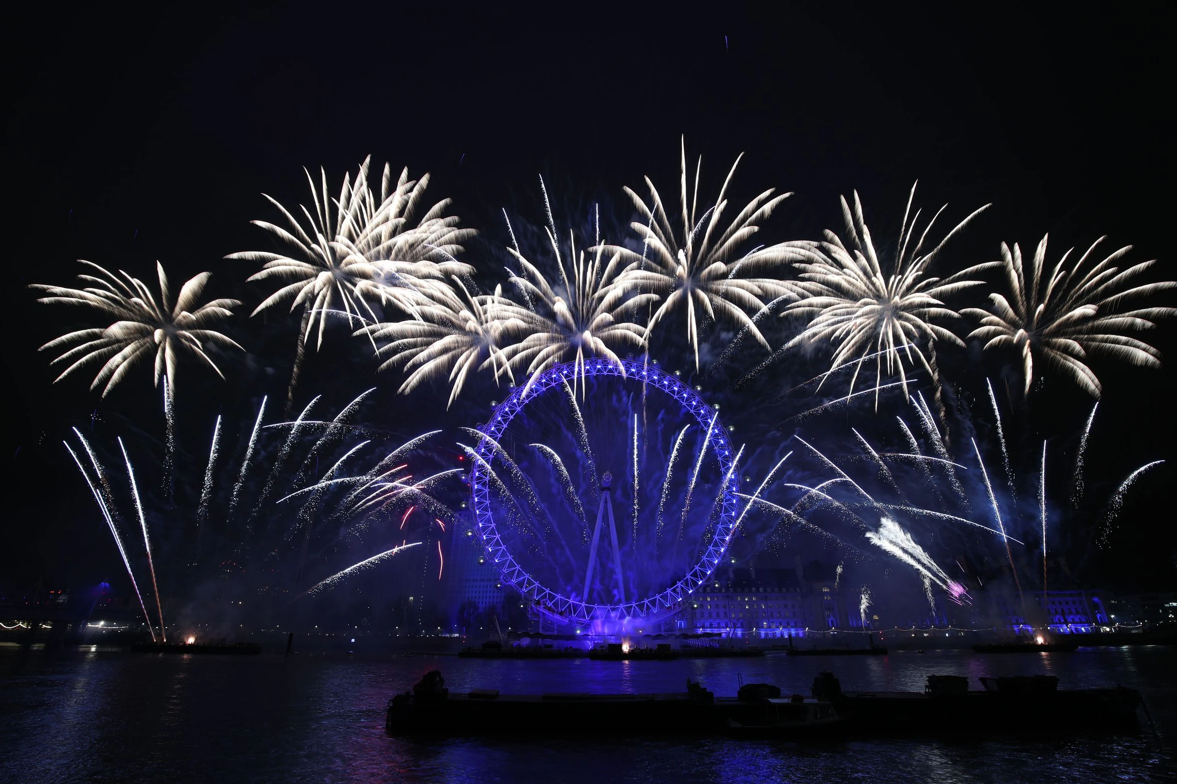 Ein Feuerwerk explodiert während der Neujahrsfeierlichkeiten über dem Riesenrad London Eye.&nbsp;