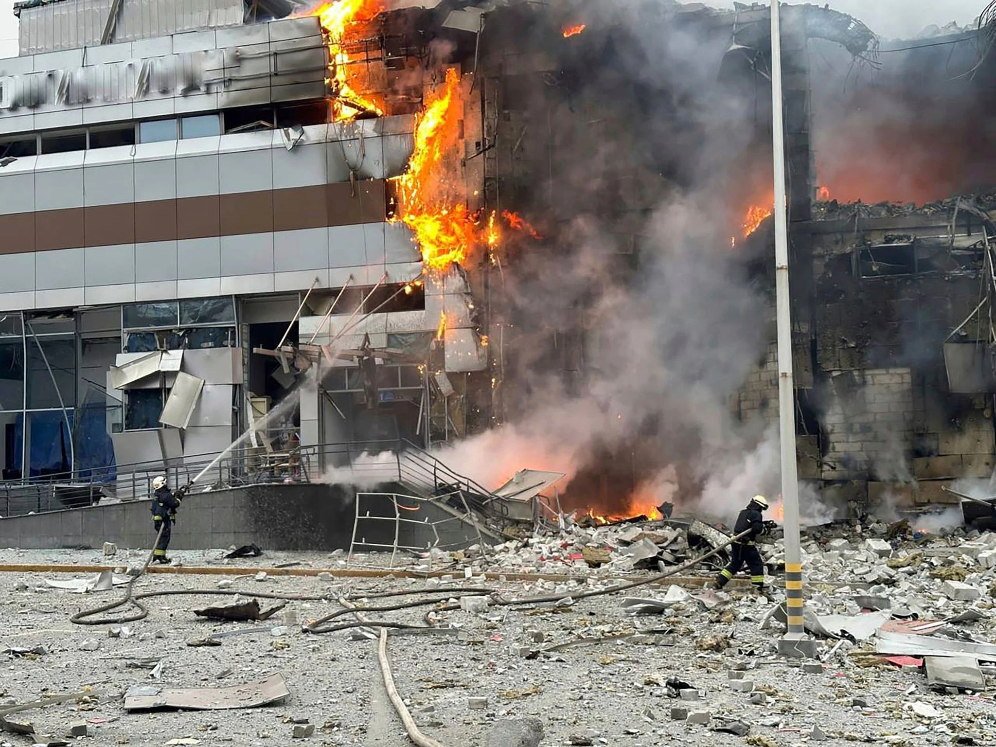 HANDOUT - Ein Gebäude in Kiew wurde nach einem russischen Angriff beschädigt. Feuerwehrleute versuchen, das Feuer zu löschen.  ervice/AP