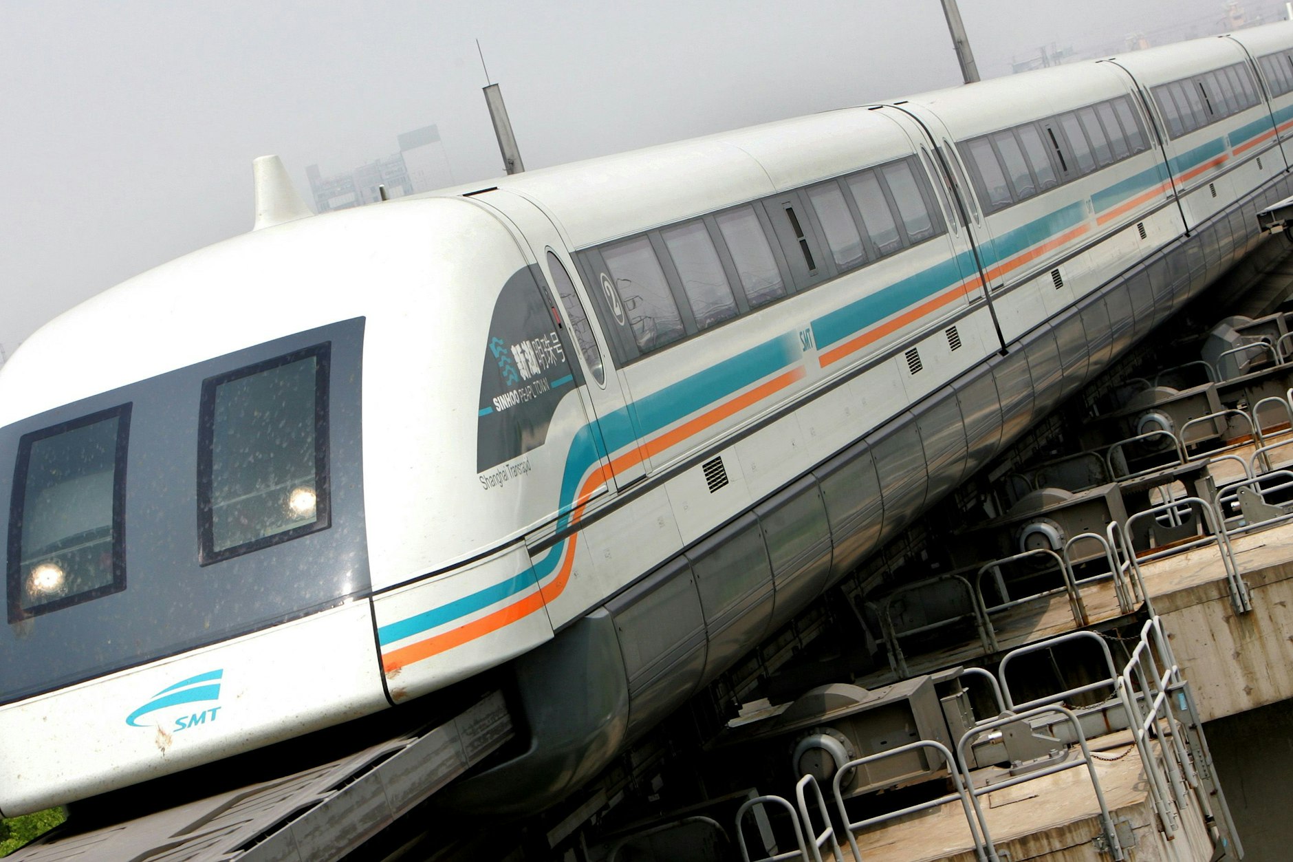 Ein Transrapid fährt in die Station Longyang in Shanghai ein. In China fährt schon länger eine Magnetschwebebahn.