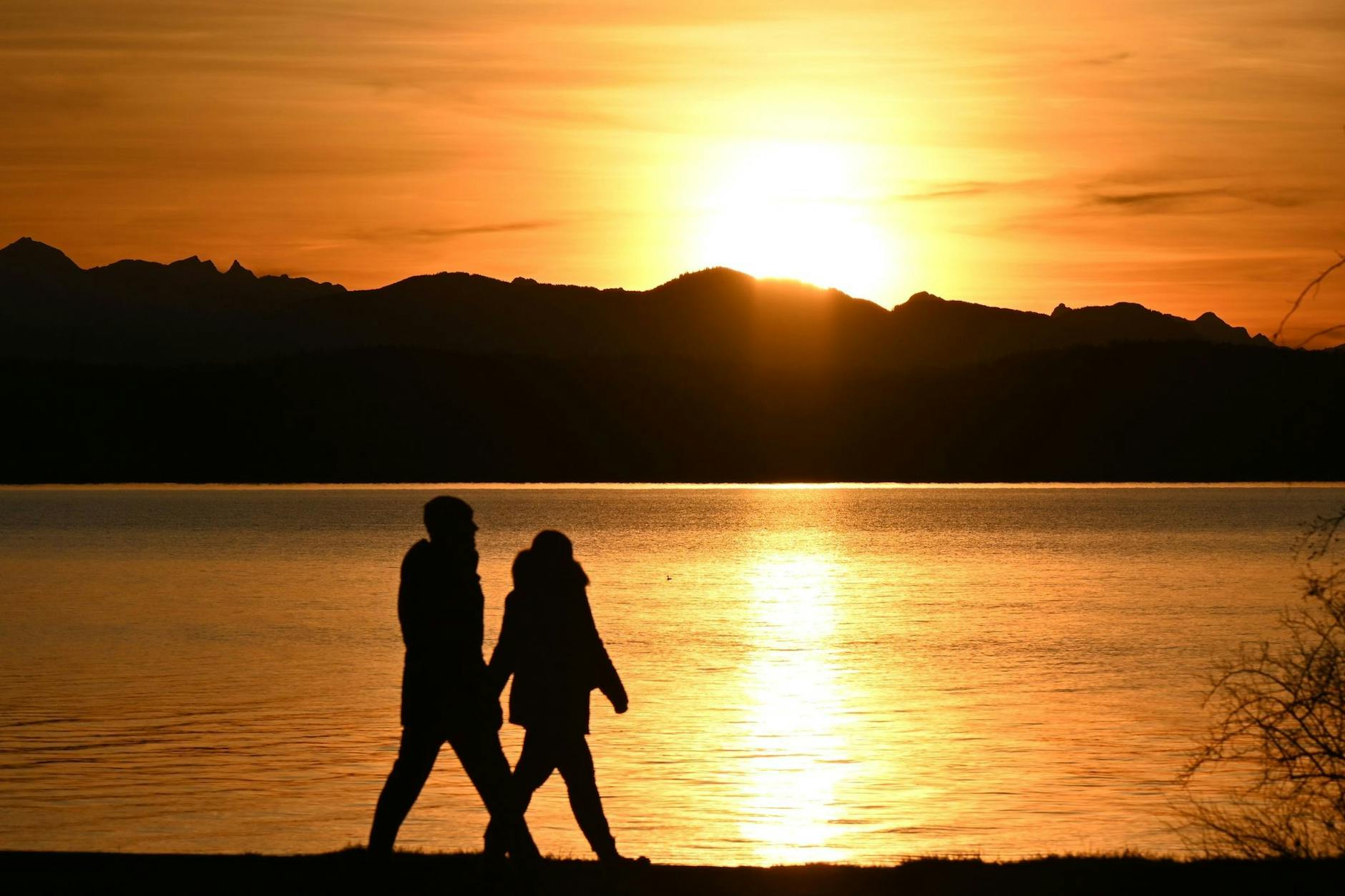 Auf einen sonnigen Tag in Bayern folgt abendliche Idylle mit Sonnenuntergang. So sah es auch am Ufer des Starnberger Sees aus.