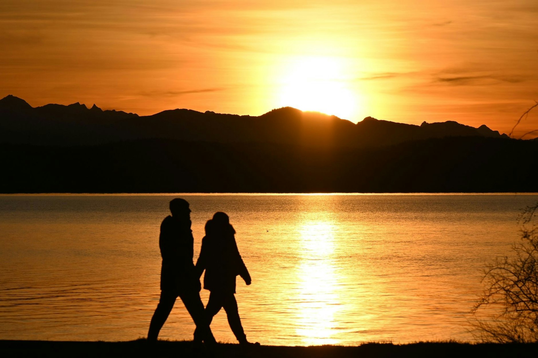 Auf einen sonnigen Tag in Bayern folgt abendliche Idylle mit Sonnenuntergang. So sah es auch am Ufer des Starnberger Sees aus.  
