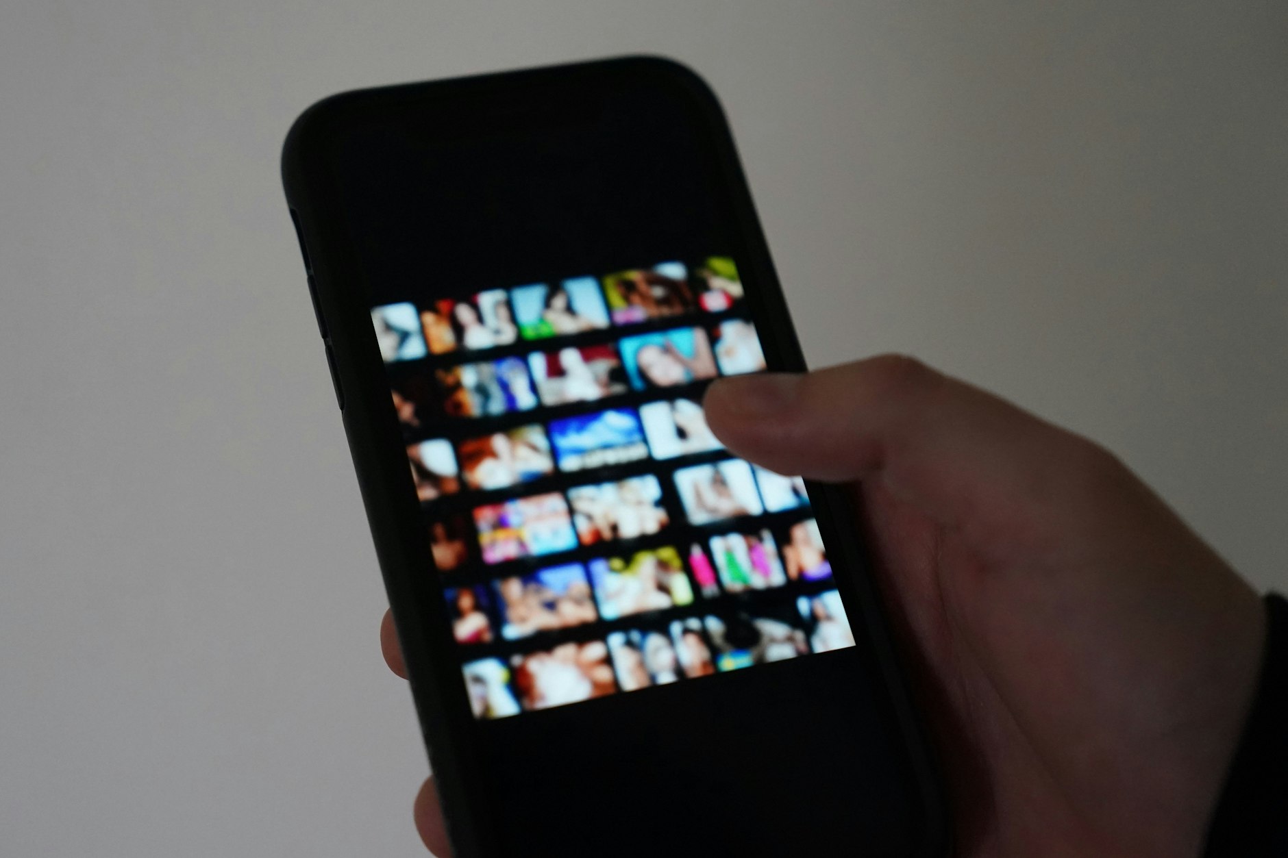 Es beginnt mit einem vermeintlichen Online-Flirt und endet mit Geldforderungen. Sextortion wird diese Form der Erpressung genannt.