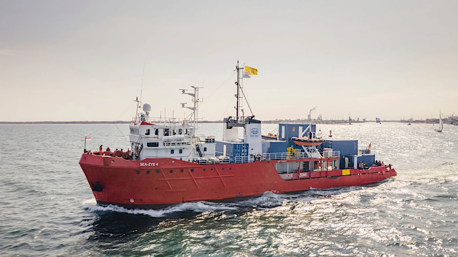 ARCHIV - Die «Sea-Eye 4» erreichte mehrere Tage nach der Bergung von Bootsmigranten im Mittelmeer einen hafen in Italien. (Archivbild)  