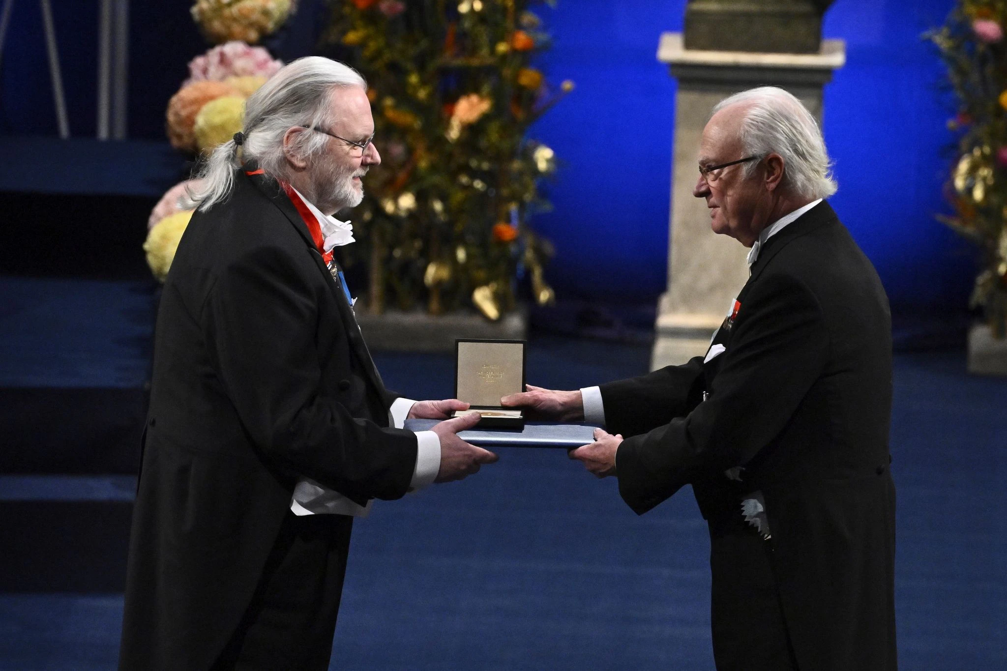 König Carl XVI. Gustaf von Schweden überreicht den Preis an Jon Fosse.  /AP/dpa