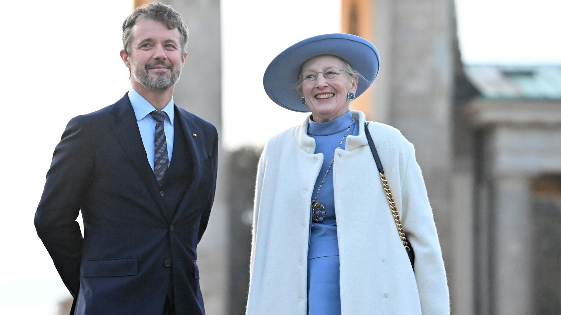 Kronprinz Frederik und Königin Margrethe II. von Dänemark Ende 2021 vor dem Brandenburger Tor.