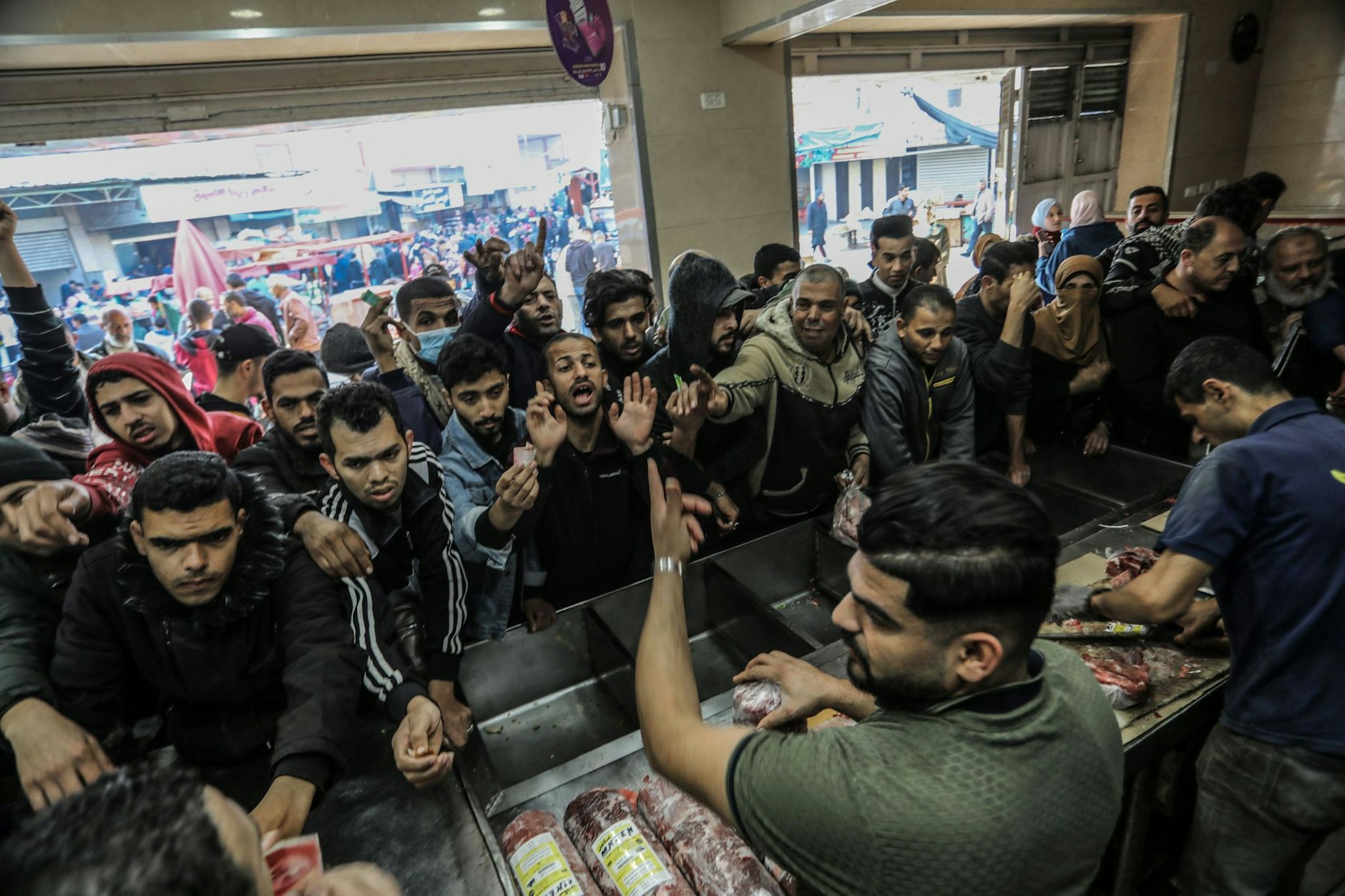 Palästinenser drängen sich in Rafah, um ägyptisches Gefrierfleisch zu kaufen. Die israelischen Behörden haben die Einfuhr von Gefrierfleisch über den Grenzübergang Kerem Schalom in den Gazastreifen erlaubt.
