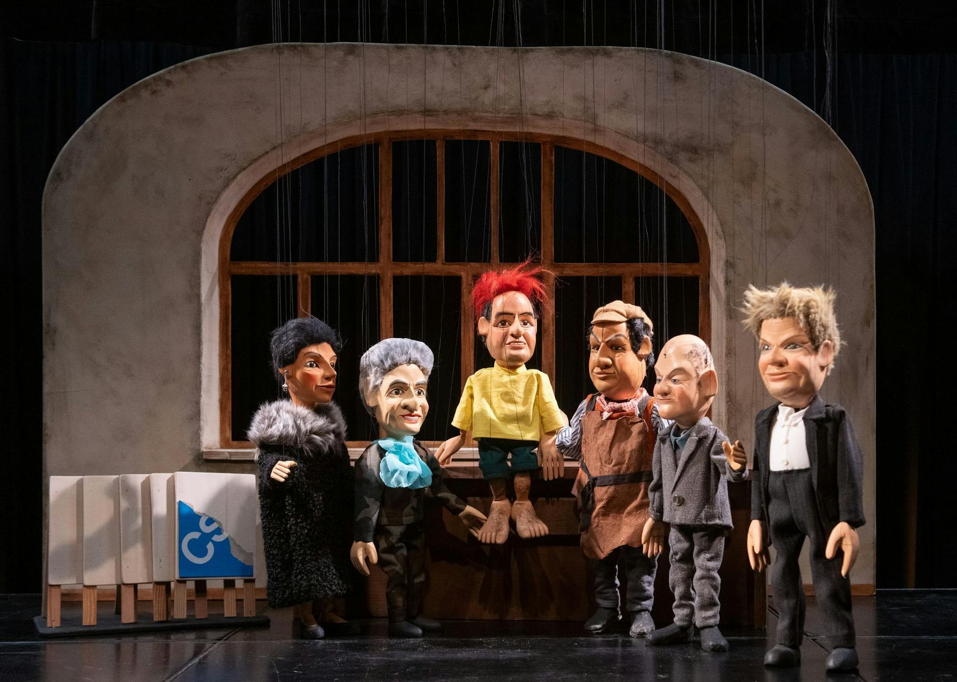 Zum Abschluss des Jahres geht es bei der Augsburger Puppenkiste mit Kabarett ins Jahr 2024. Bei der Polit-Show werden in der Episode «Meister Söder und sein Aufmuckl» Politiker auf Miniaturformat geschrumpft und durch den Kakao gezogen.