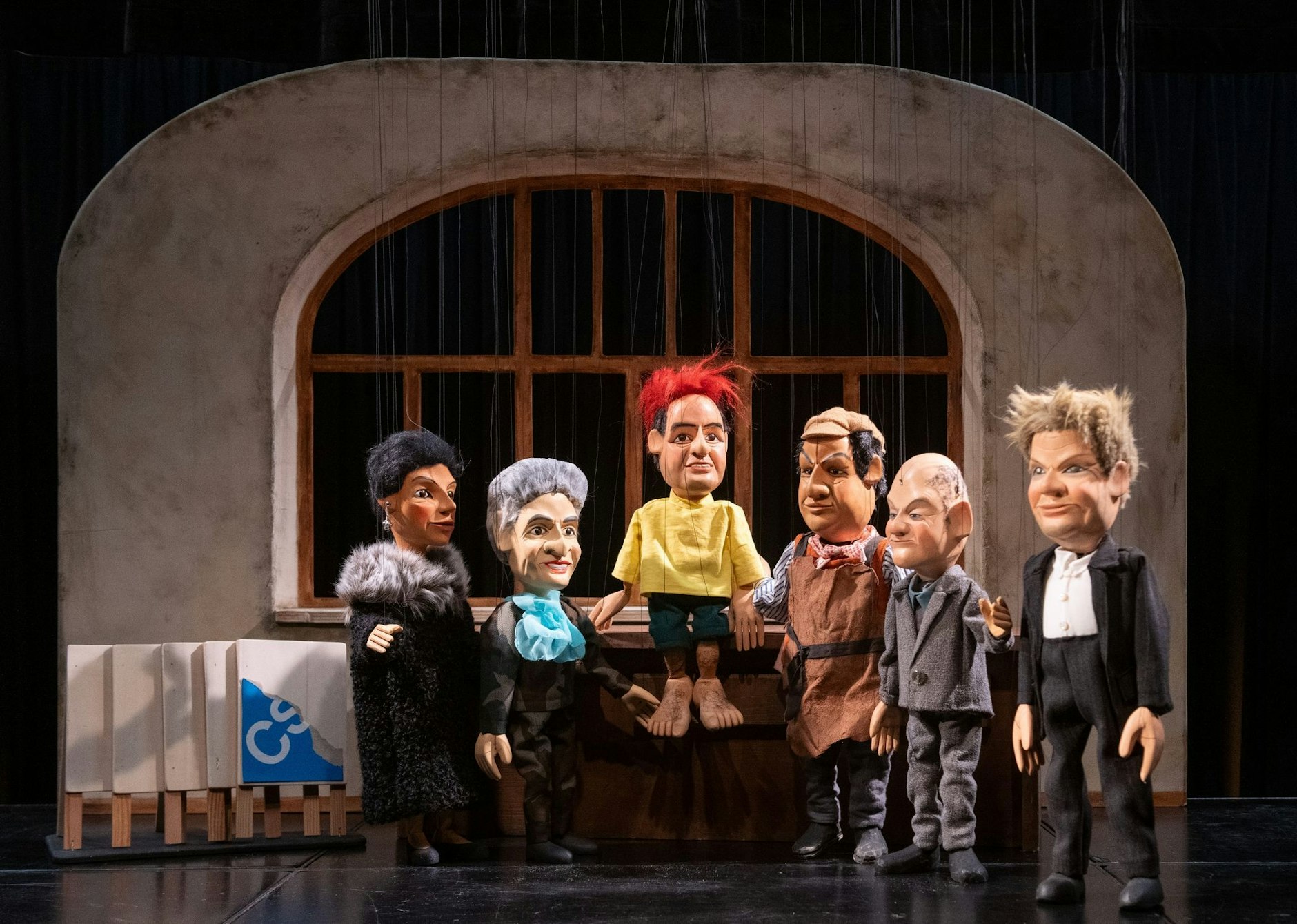 Zum Abschluss des Jahres geht es bei der Augsburger Puppenkiste mit Kabarett ins Jahr 2024. Bei der Polit-Show werden in der Episode «Meister Söder und sein Aufmuckl» Politiker auf Miniaturformat geschrumpft und durch den Kakao gezogen.  