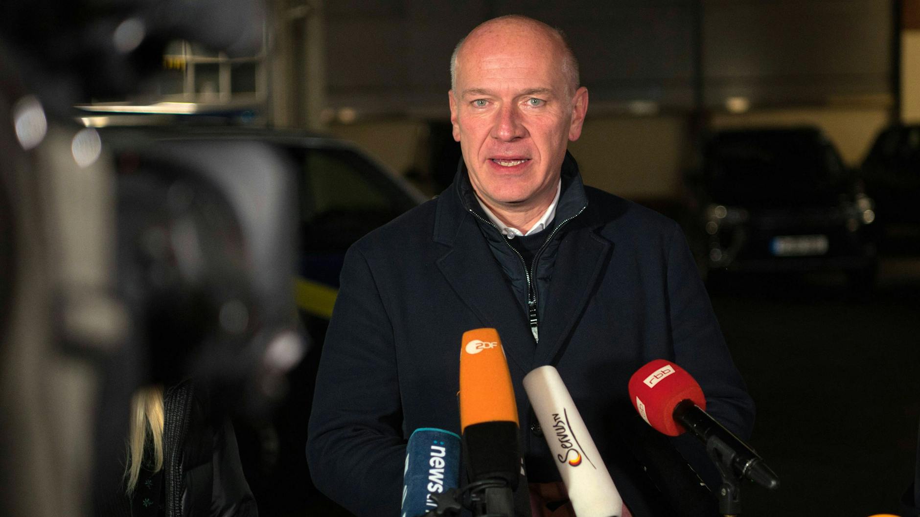 Kai Wegner (CDU), Regierender Bürgermeister, spricht nach einem Besuch der Polizeiwache an der Sonnenallee zu Journalisten.