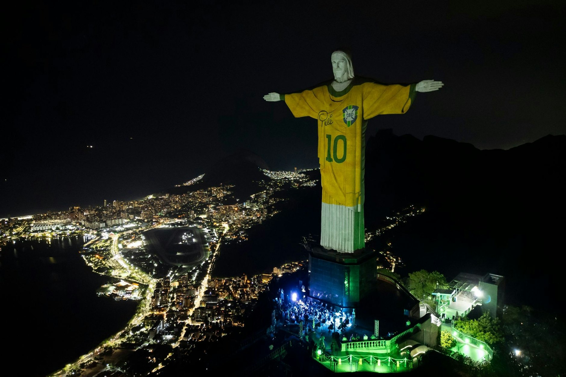 Die Christus-Erlöser-Statue in Rio de Janeiro ist mit einem Bild von Pelés brasilianischem Trikot beleuchtet - ein Tribut an die Fußballlegende an seinem einjährigen Todestag.  