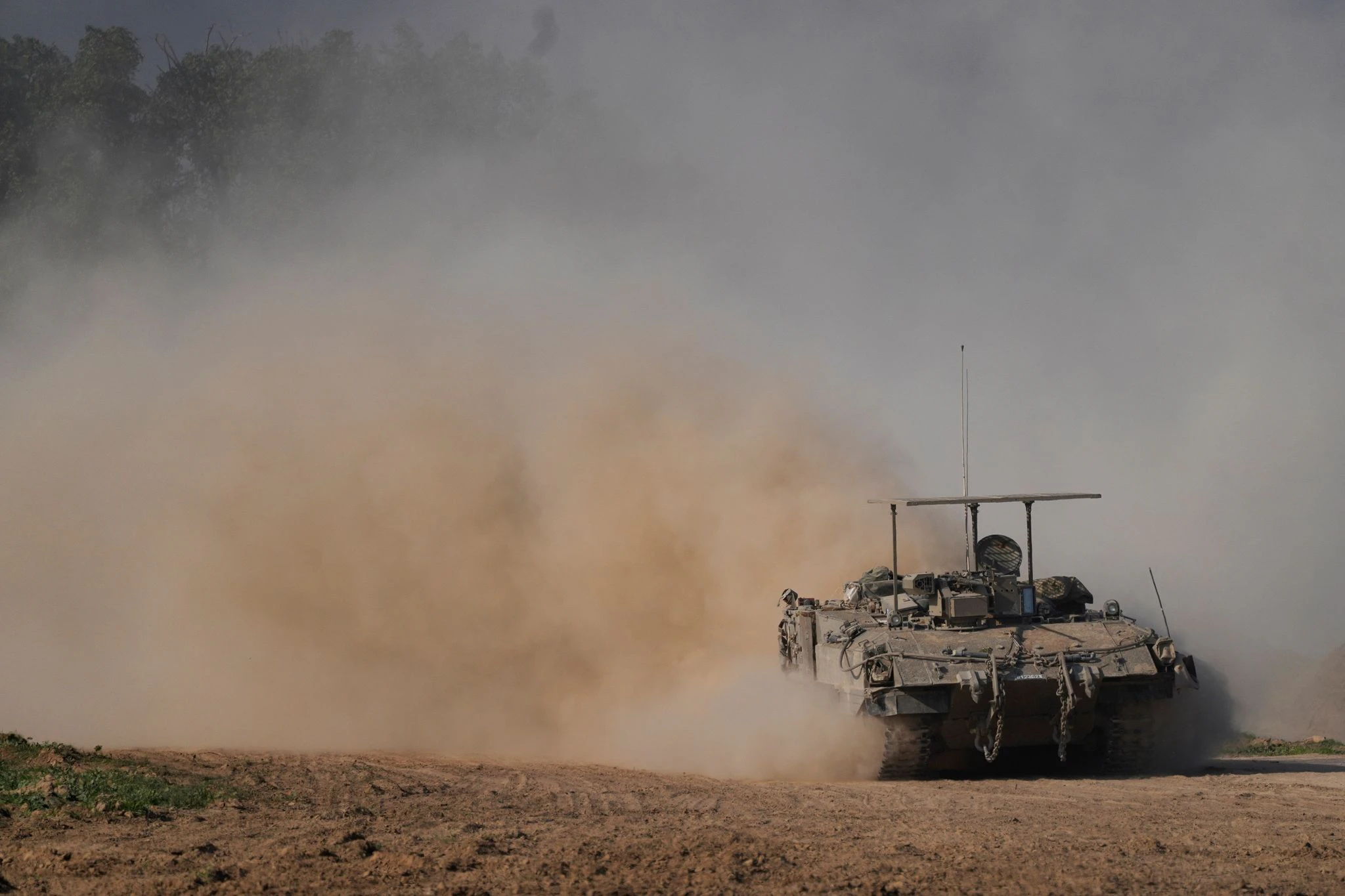 Ein Fahrzeug der israelischen Armee in der Nähe der Grenze zum Gazastreifen im Süden Israels.  