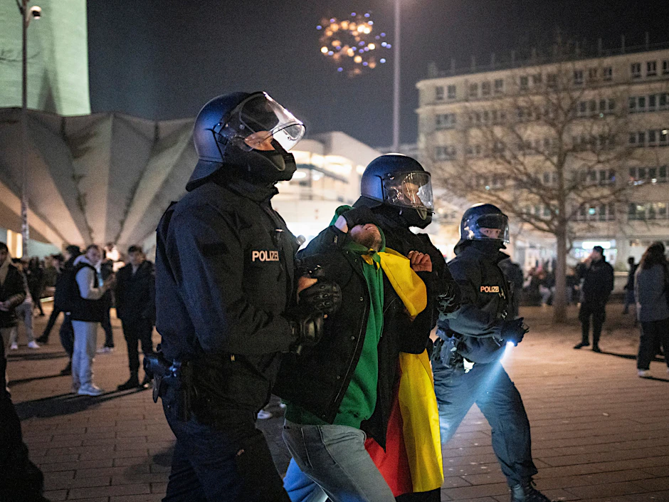Berlin: Die Polizei ist zu Silvester 2023/24 am Alexanderplatz im Einsatz.