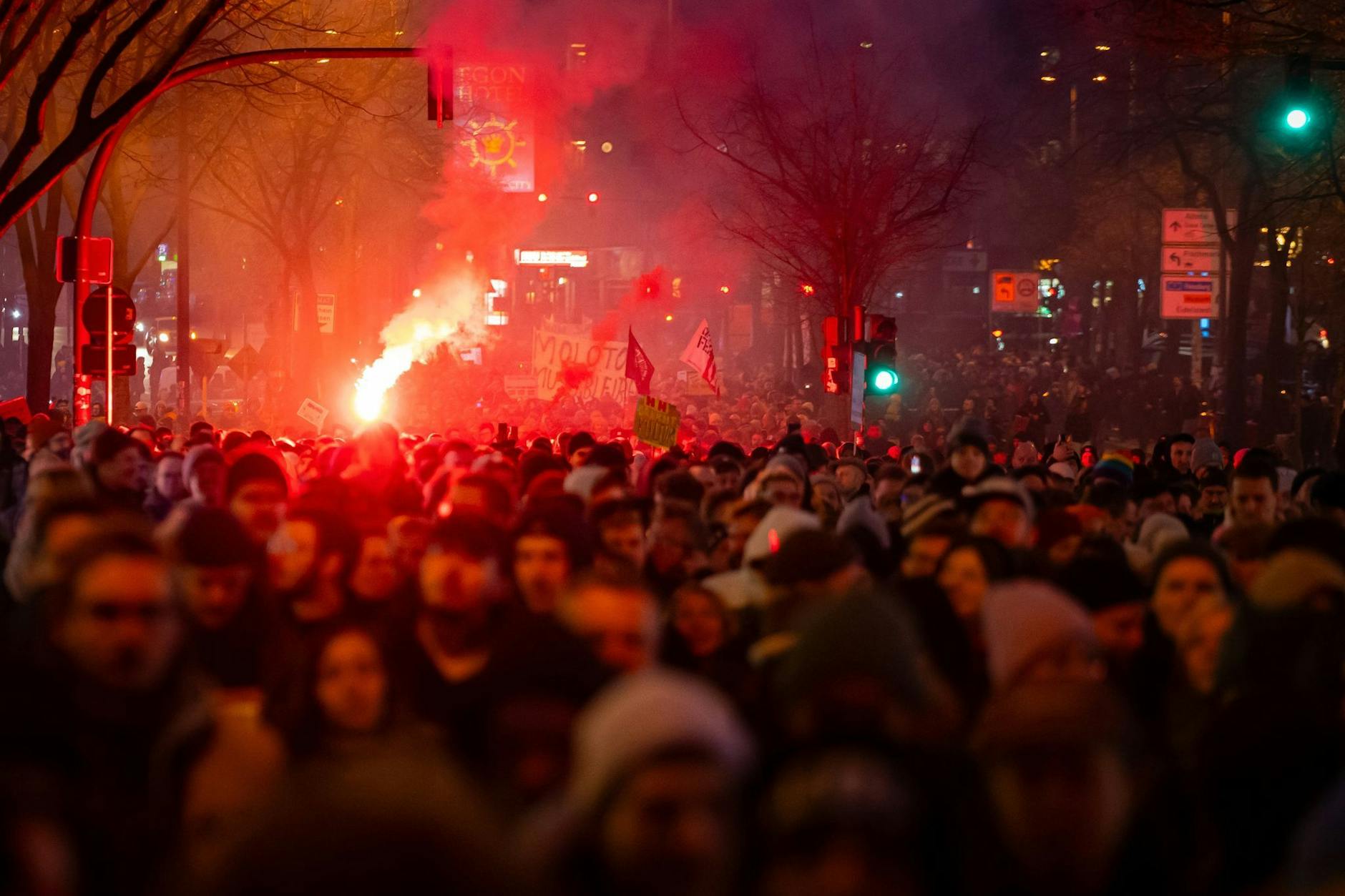 dpatopbilder - Da anstelle des Musikclubs Molotow auf der Reeperbahn ein Hotel entstehen soll, demonstrieren in Hamburg viele Menschen. Dabei wird auch Pyrotechnik gezündet.