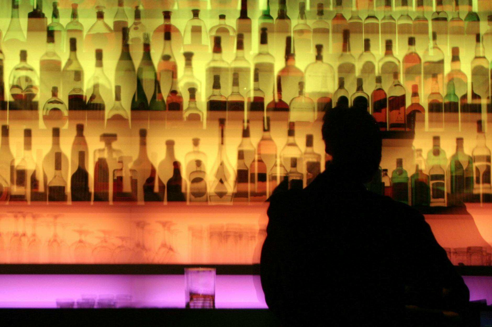 In der Silvesternacht wird viel gefeiert und getrunken. Doch was passiert eigentlich während einer durchzechten Nacht und danach im Körper?