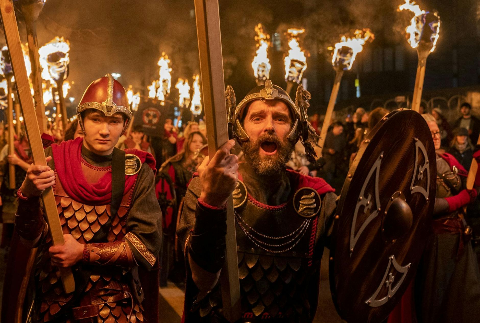 Wikinger der Shetland South Mainland Up Helly Aa Jarl Squad nehmen an einem Fackelzug durch das Stadtzentrum von Edinburgh teil, der den Auftakt zu den Hogmanay-Feierlichkeiten bildet.
