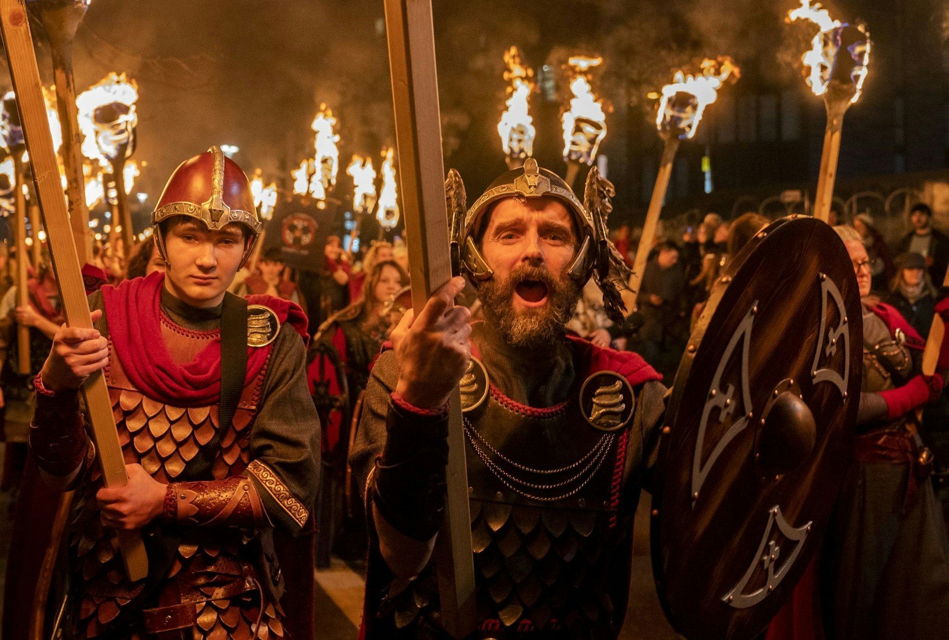 Wikinger der Shetland South Mainland Up Helly Aa Jarl Squad nehmen an einem Fackelzug durch das Stadtzentrum von Edinburgh teil, der den Auftakt zu den Hogmanay-Feierlichkeiten bildet.  