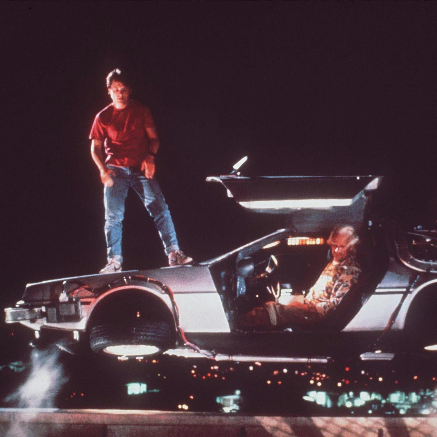 Michael J. Fox und Christoph Lloyd mit der Zeitmaschine, ein umgebauter Sportwagen vom Typ De Lorean DMC-12 im Film „Zurück in die Zukunft“