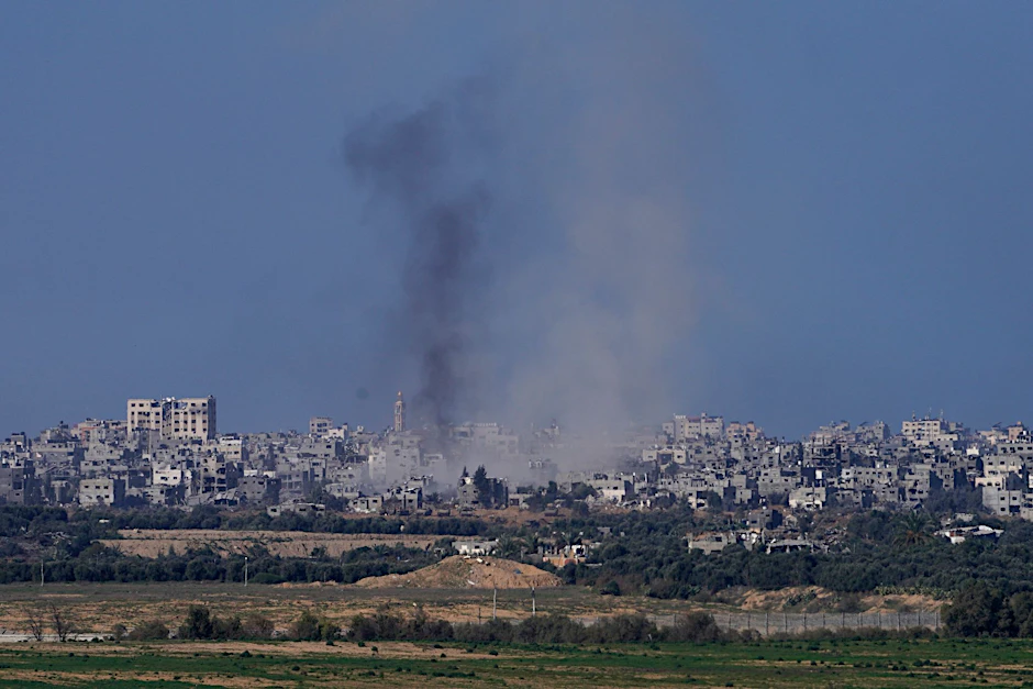 Rauch steigt über dem Gazastreifen auf.  