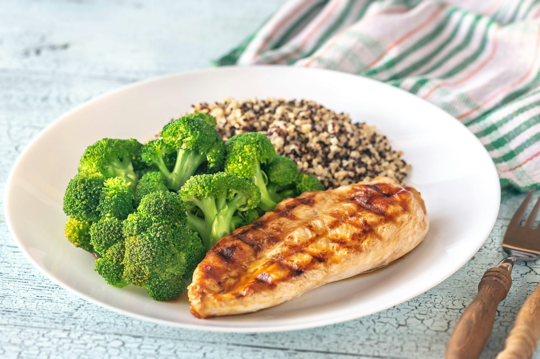 Lecker und gesund: gegrilltes Hähnchen mit Quinoa und Brokkoli
