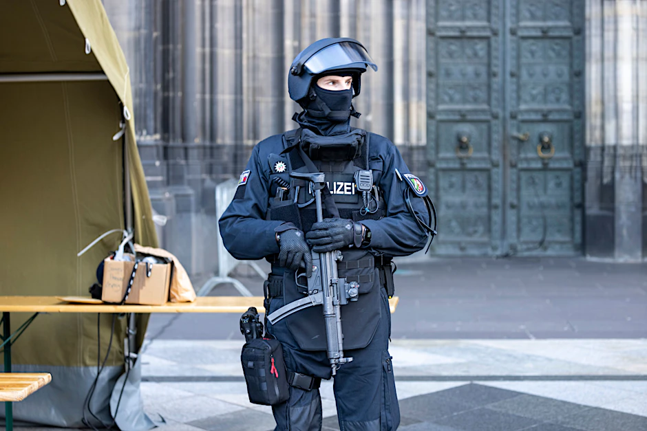 Das Domumfeld wird von Einsatzkräften der Polizei mit Maschinenpistolen stark bewacht.