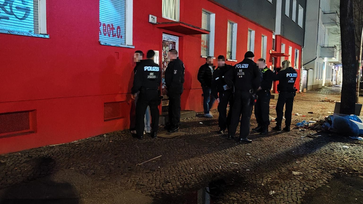 In Neukölln haben mindestens zwei Täter Wohnhäuser gezielt mit Feuerwerk angegriffen. Die Polizei konnte Verdächtige festnehmen.