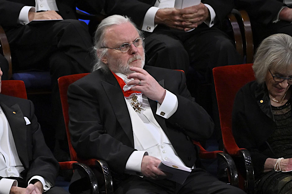 Jon Fosse bei der Nobelpreisverleihung in Stockholm.  /AP/dpa
