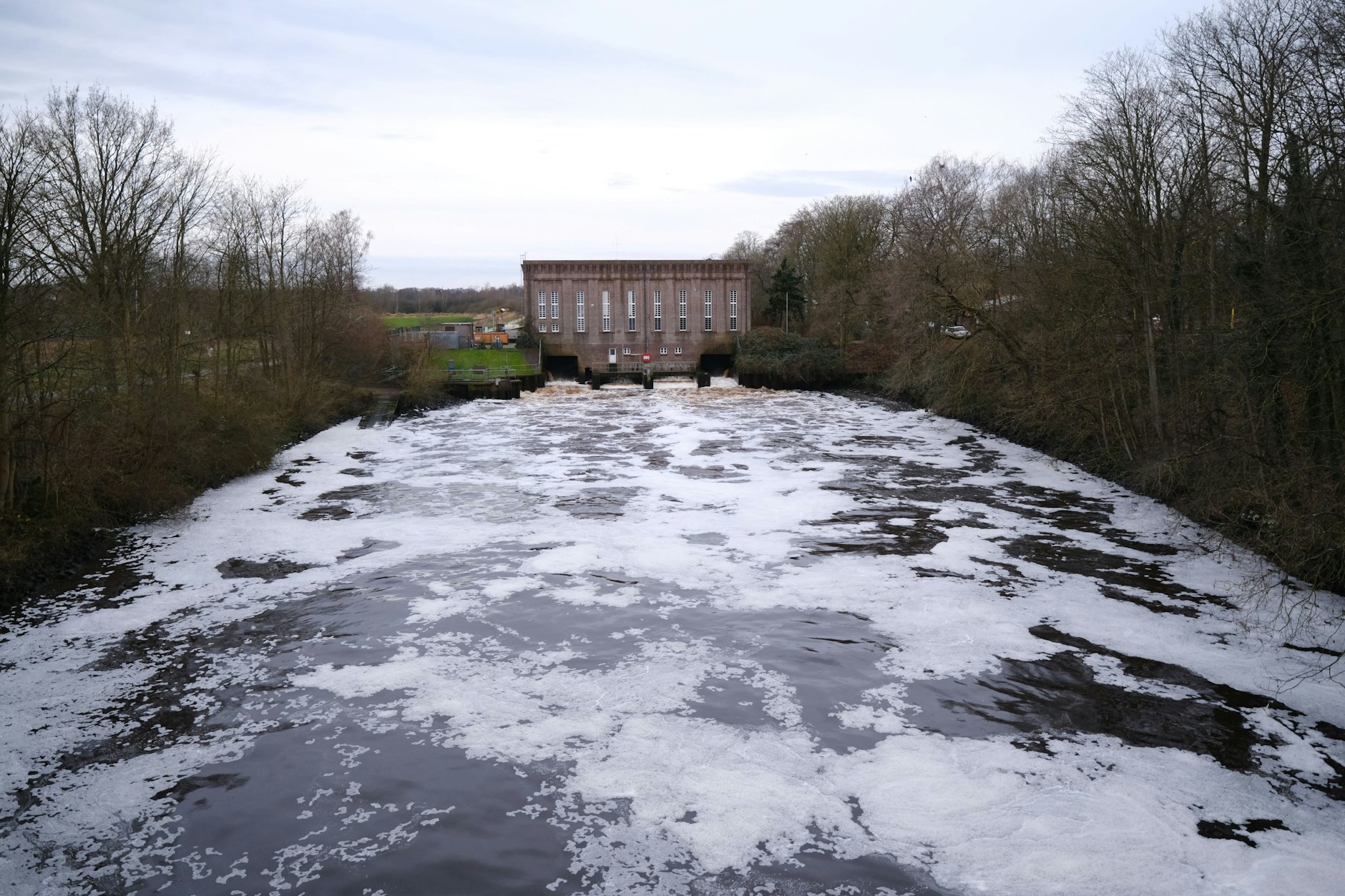 Wassermassen vor dem Wasserkraftwerk Oldenburg, wo ein Küstenkanal in die Hunte mündet. Hier und an der Wümme gab es noch keine Entwarnung.