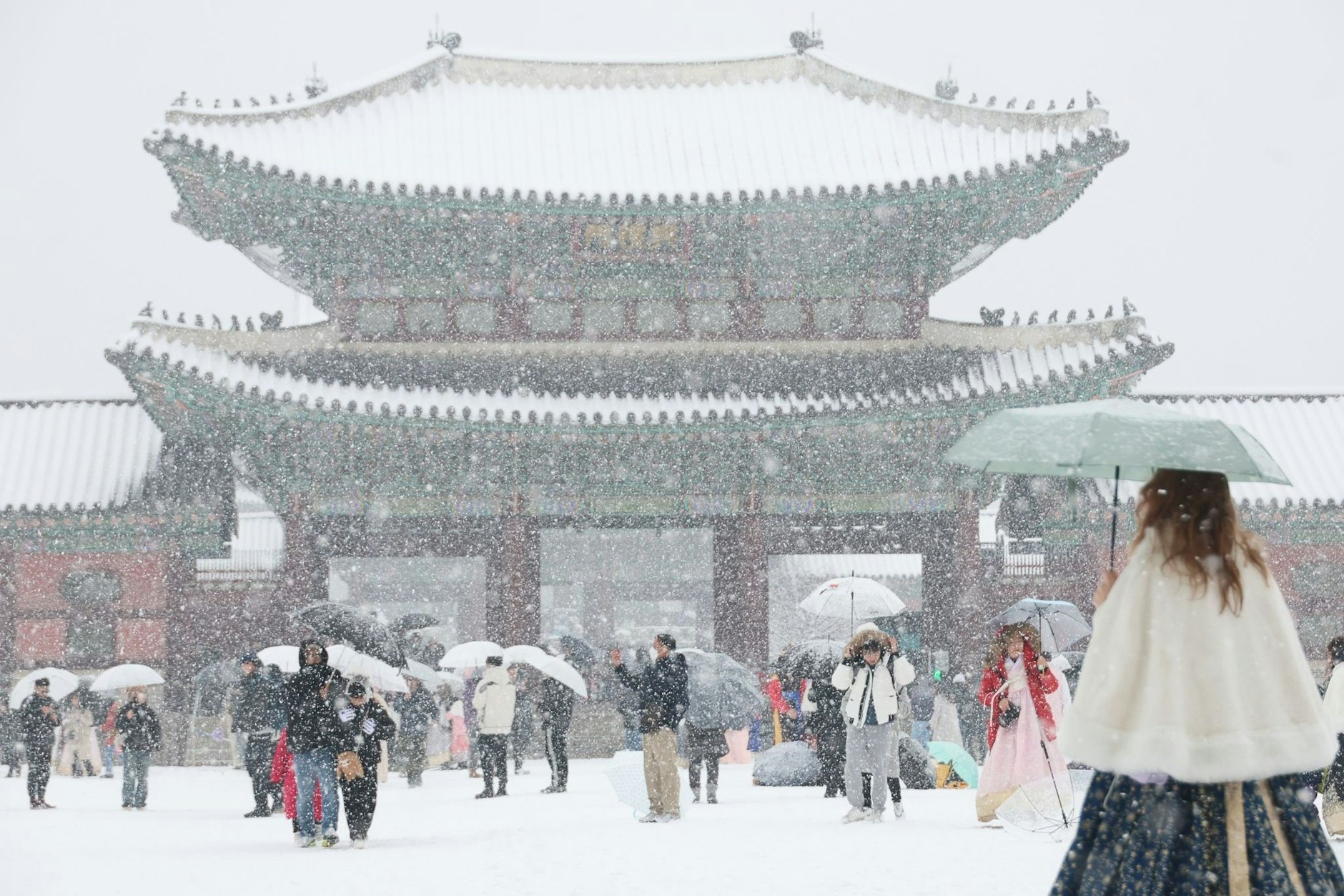 Ein besonderes Foto-Motiv: Touristen besuchen den Gyeongbok-Palast im Zentrum Seouls bei starkem Schneefall.  