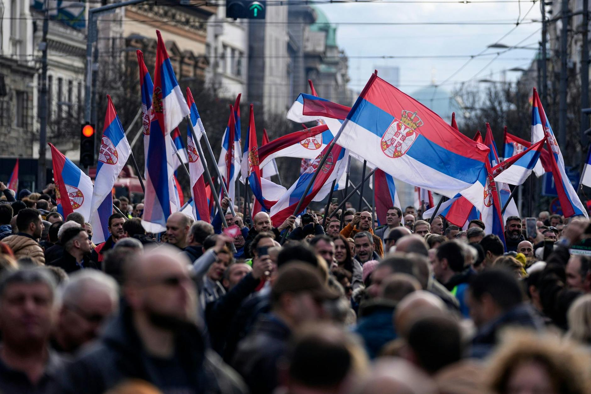 Rot, Blau, Weiß: Demonstranten schwenken serbische Flaggen in Belgrad. Mehrere Tausend Anhänger der serbischen Opposition haben erneut gegen mutmaßlichen Betrug bei der Parlamentswahl demonstriert.