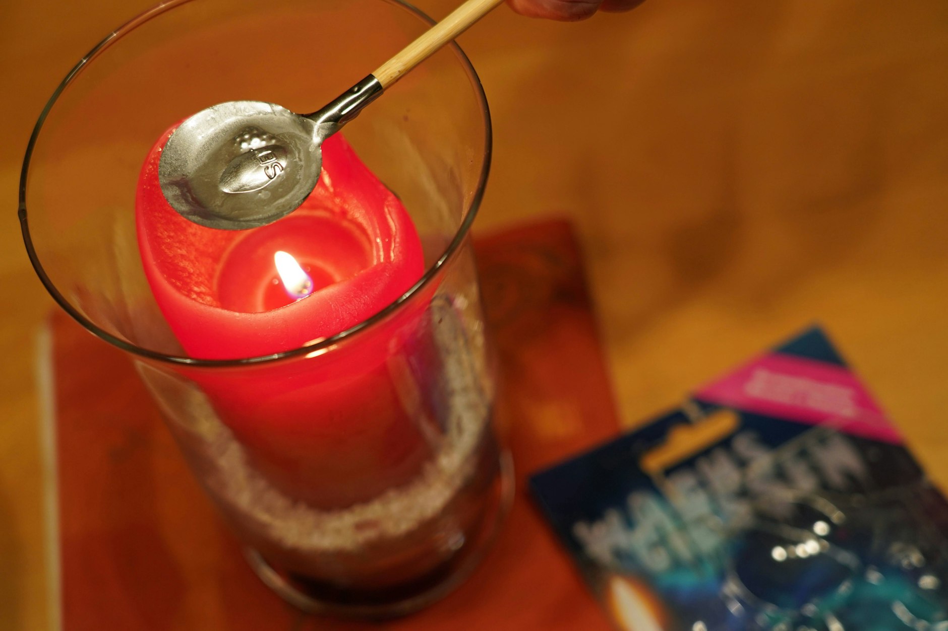 Sets zum Wachsgießen kann man kaufen – oder man macht es einfach selbst zu Hause!