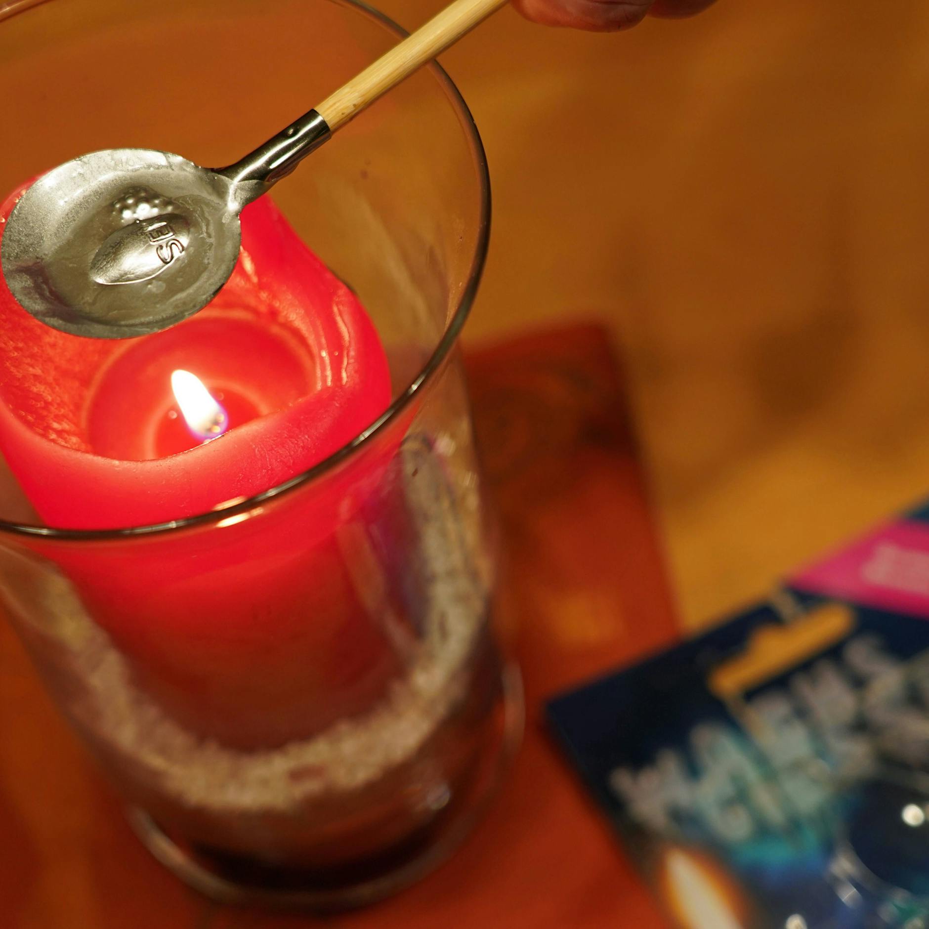 Silvester-Tipp: So können Sie Wachsgießen ganz einfach zu Hause machen