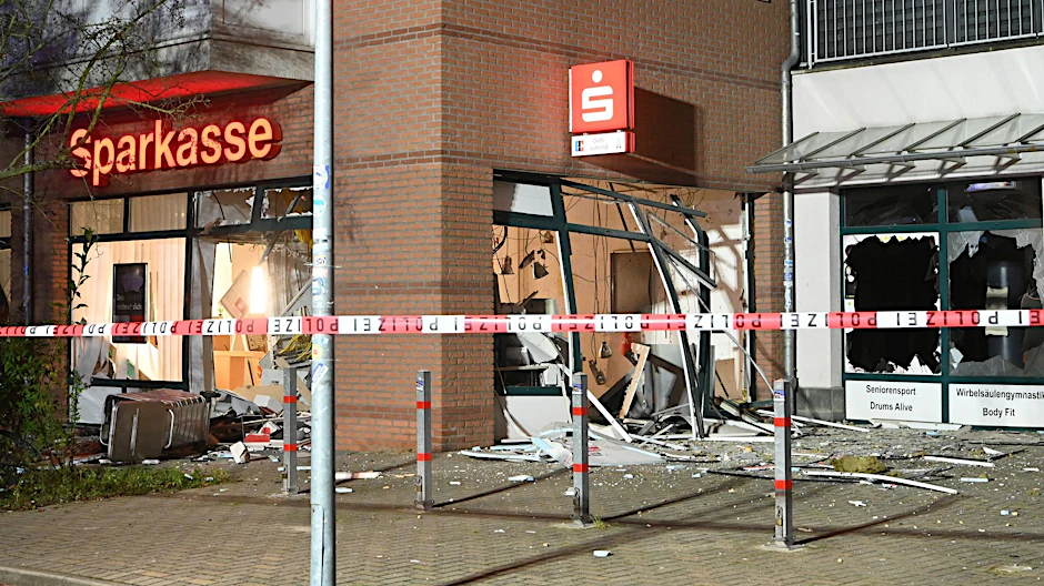 ARCHIV - Absperrbänder sind in Schönefeld vor einem Wohn- und Geschäftshaus zu sehen.  